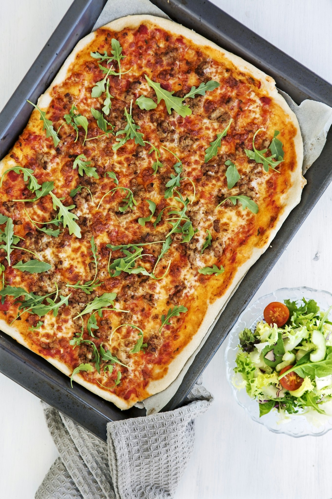 Pizza med salsiccia och rucola