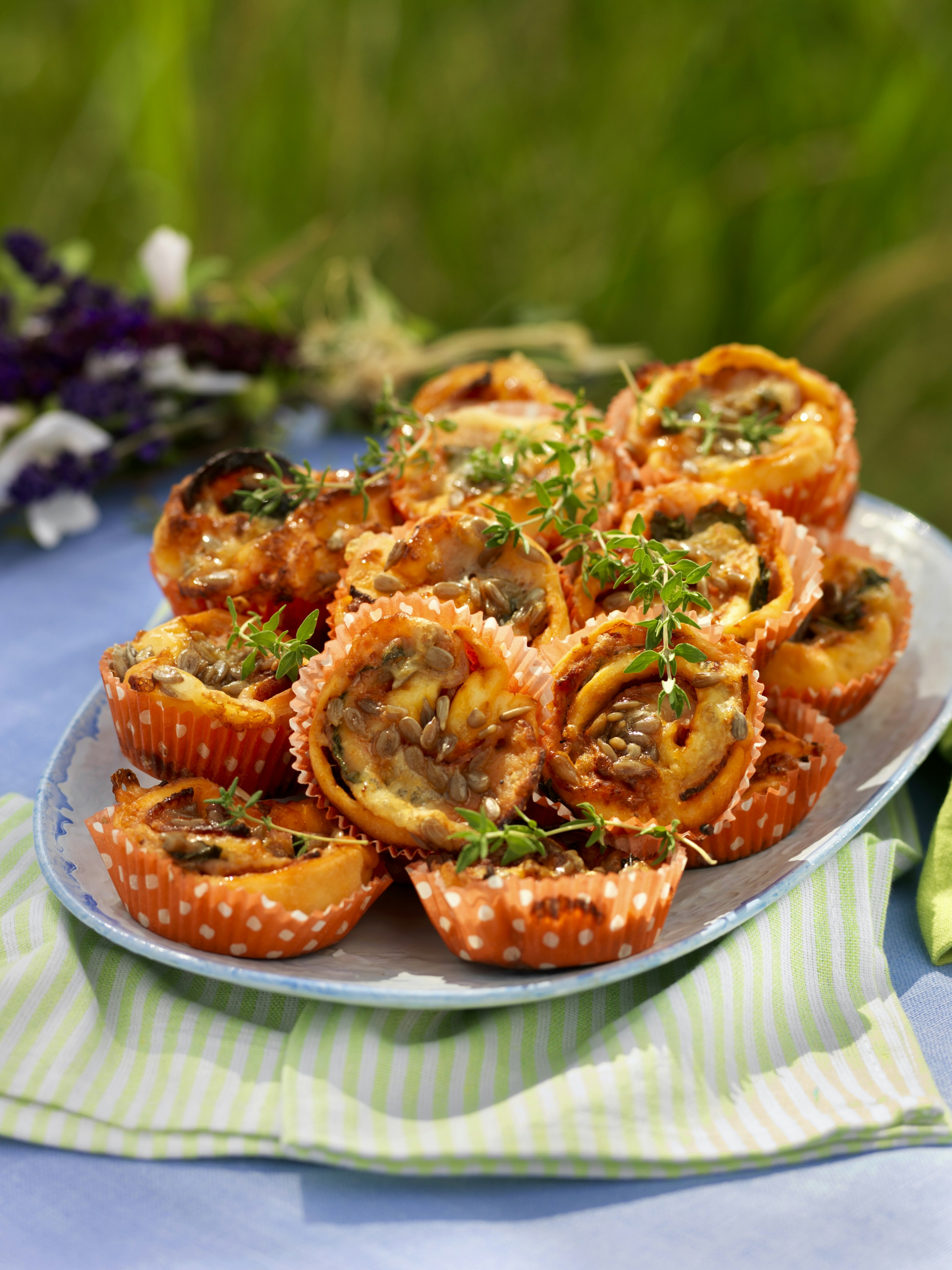 Pizzasnurror med salami och solrosfrön