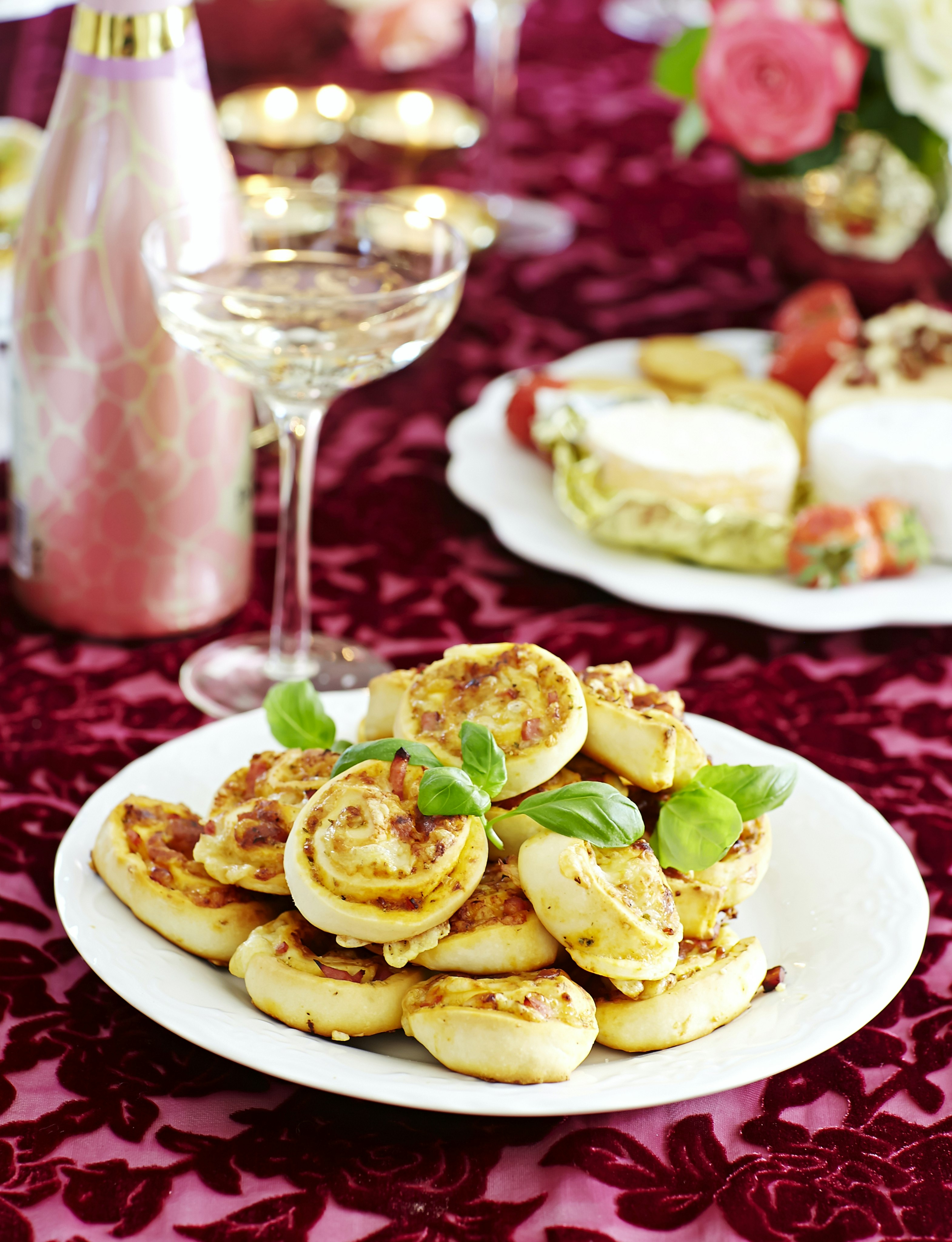 Pizzasnurror med rökt skinka och basilika