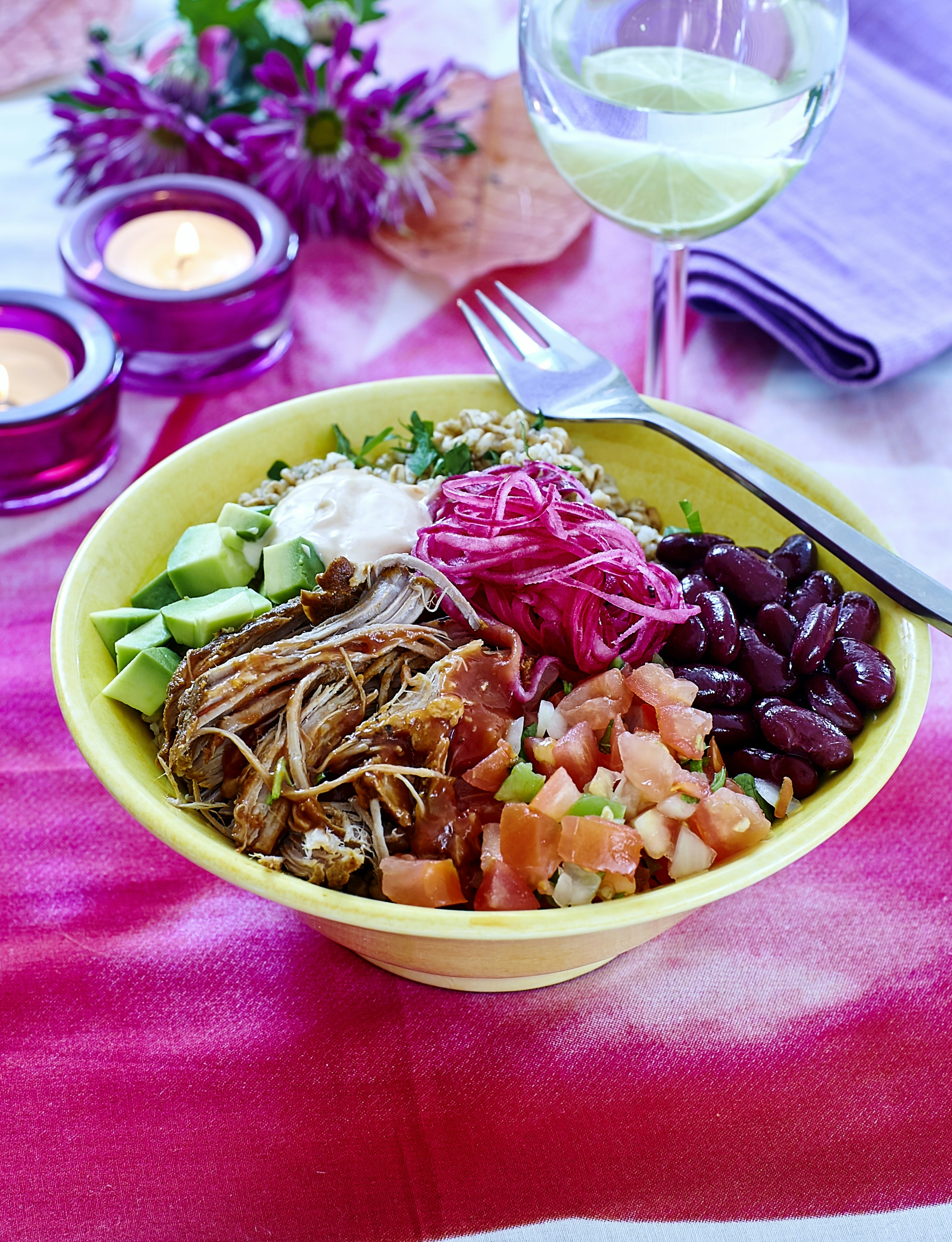 Poke bowl med pulled pork och picklad rödlök