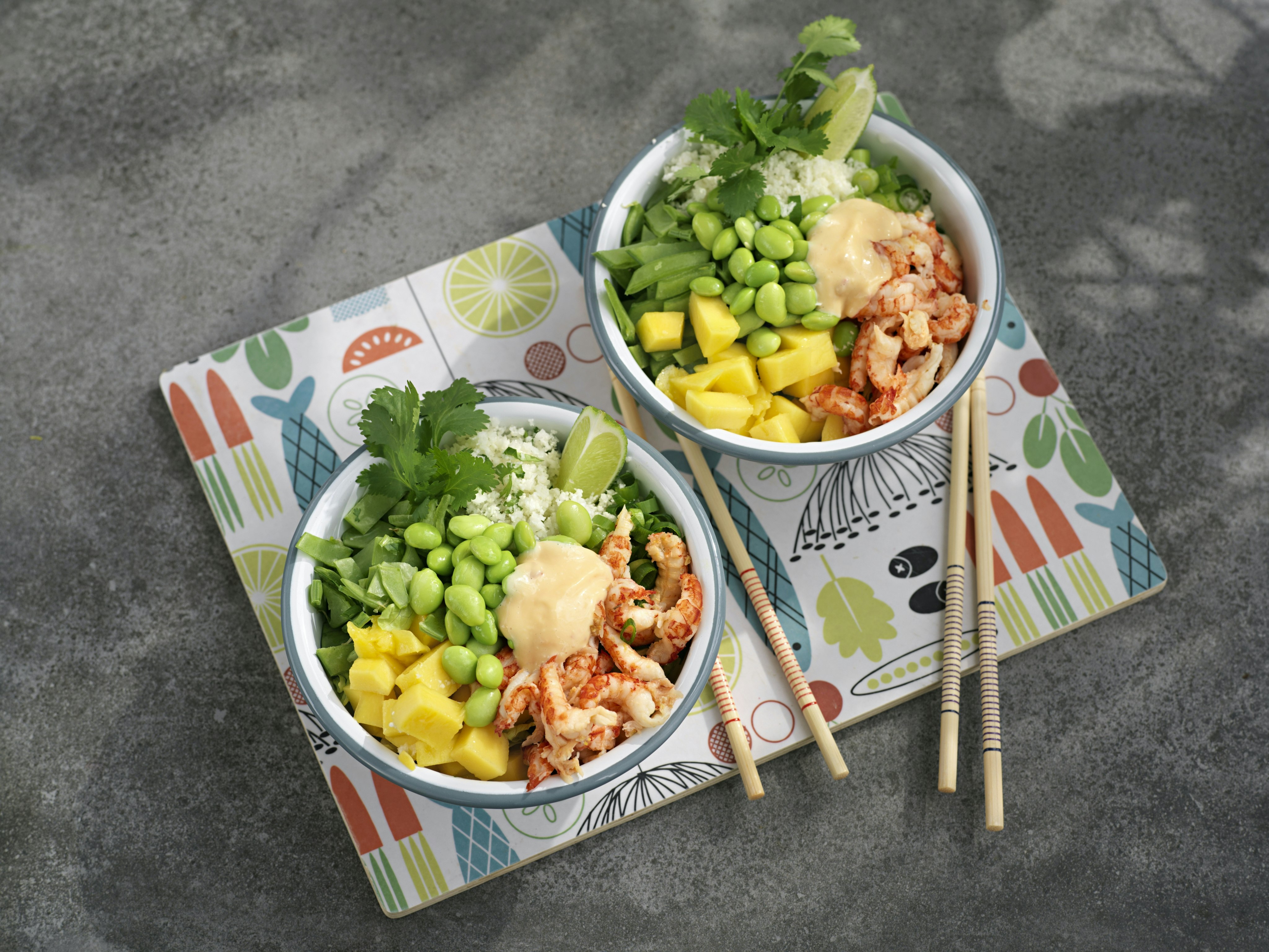 Pokébowl med kräftstjärtar och blomkålsris