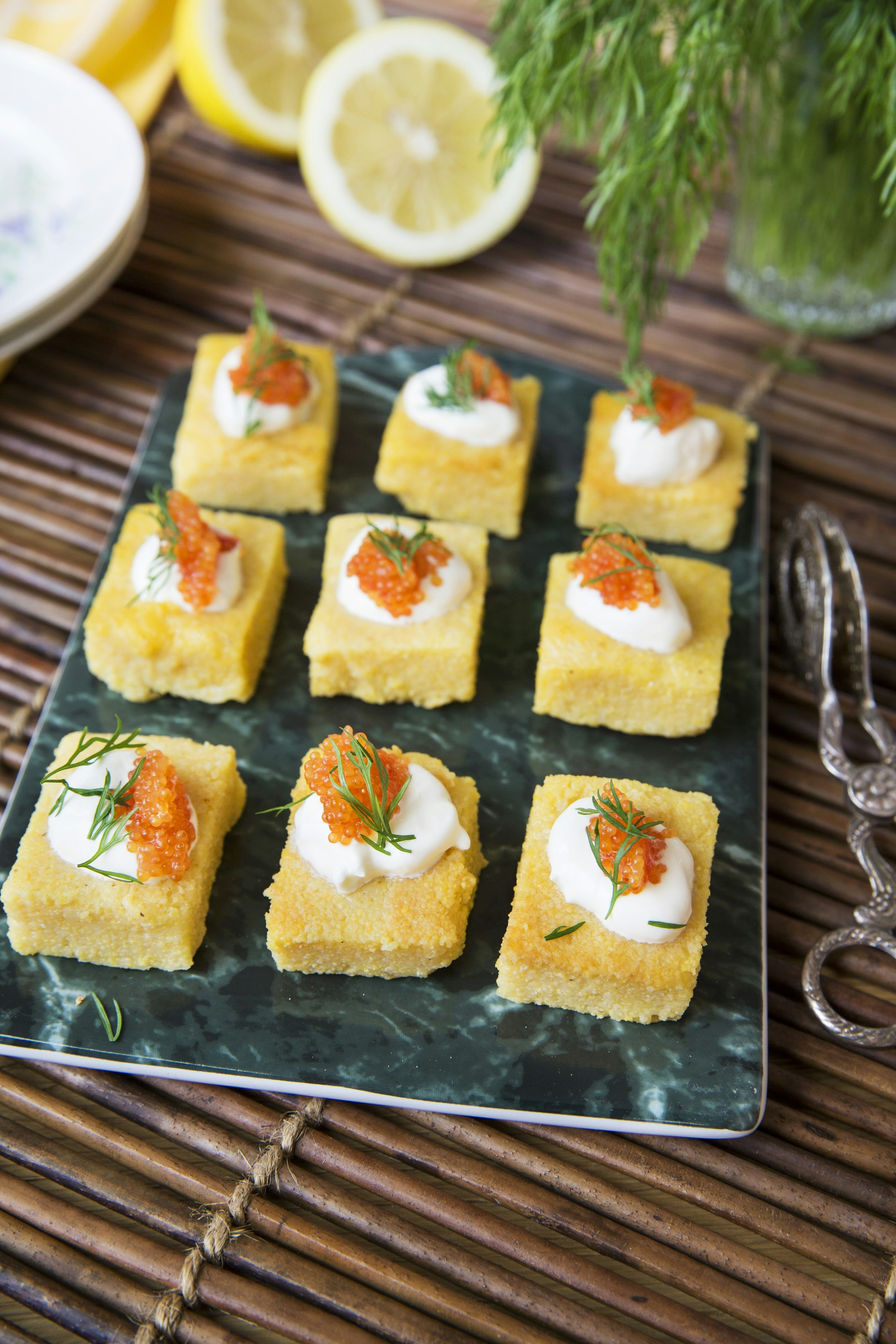 Polentakaka med löjrom och crème fraiche