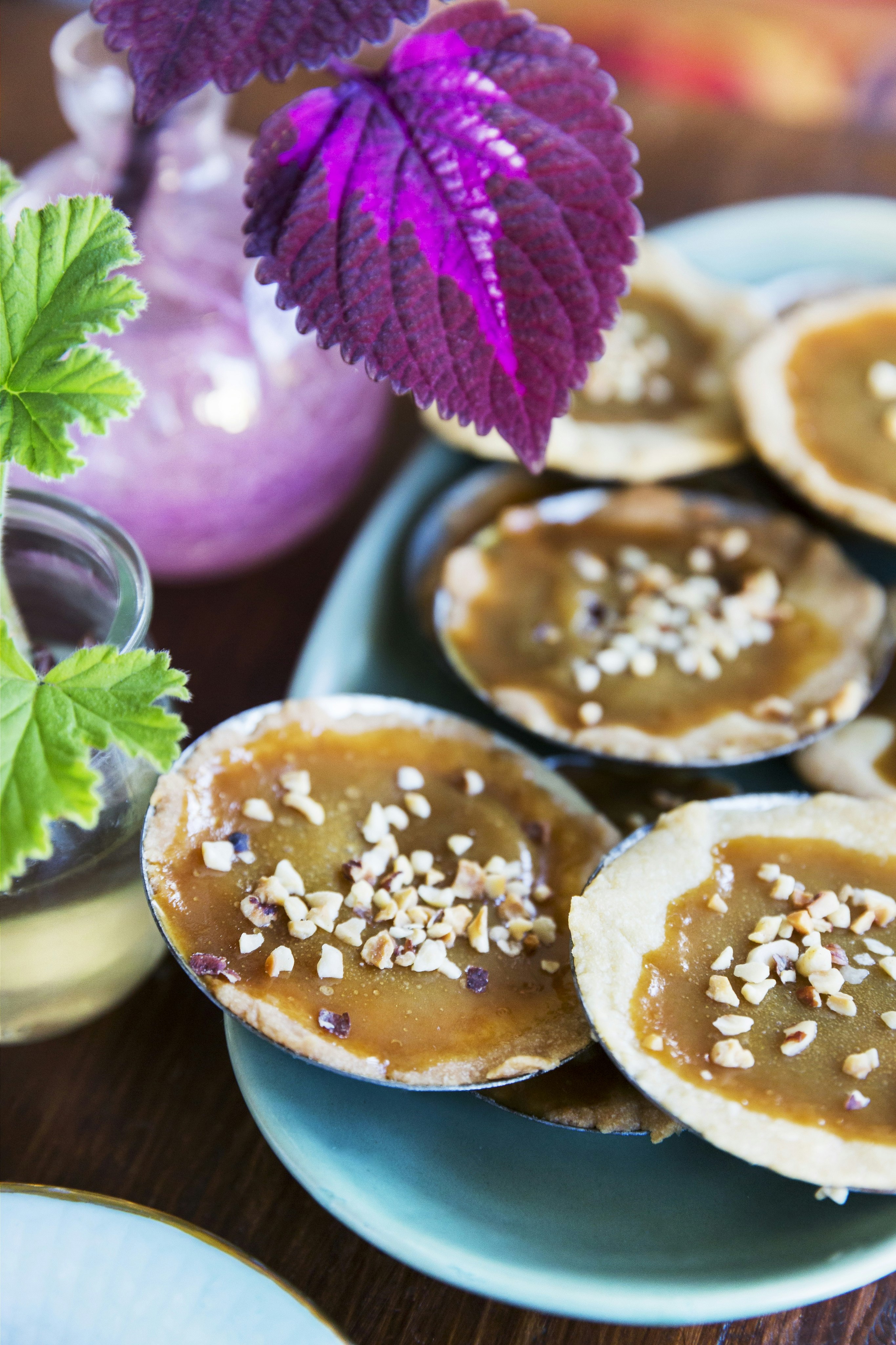 Små kolapajer med rostade hasselnötter