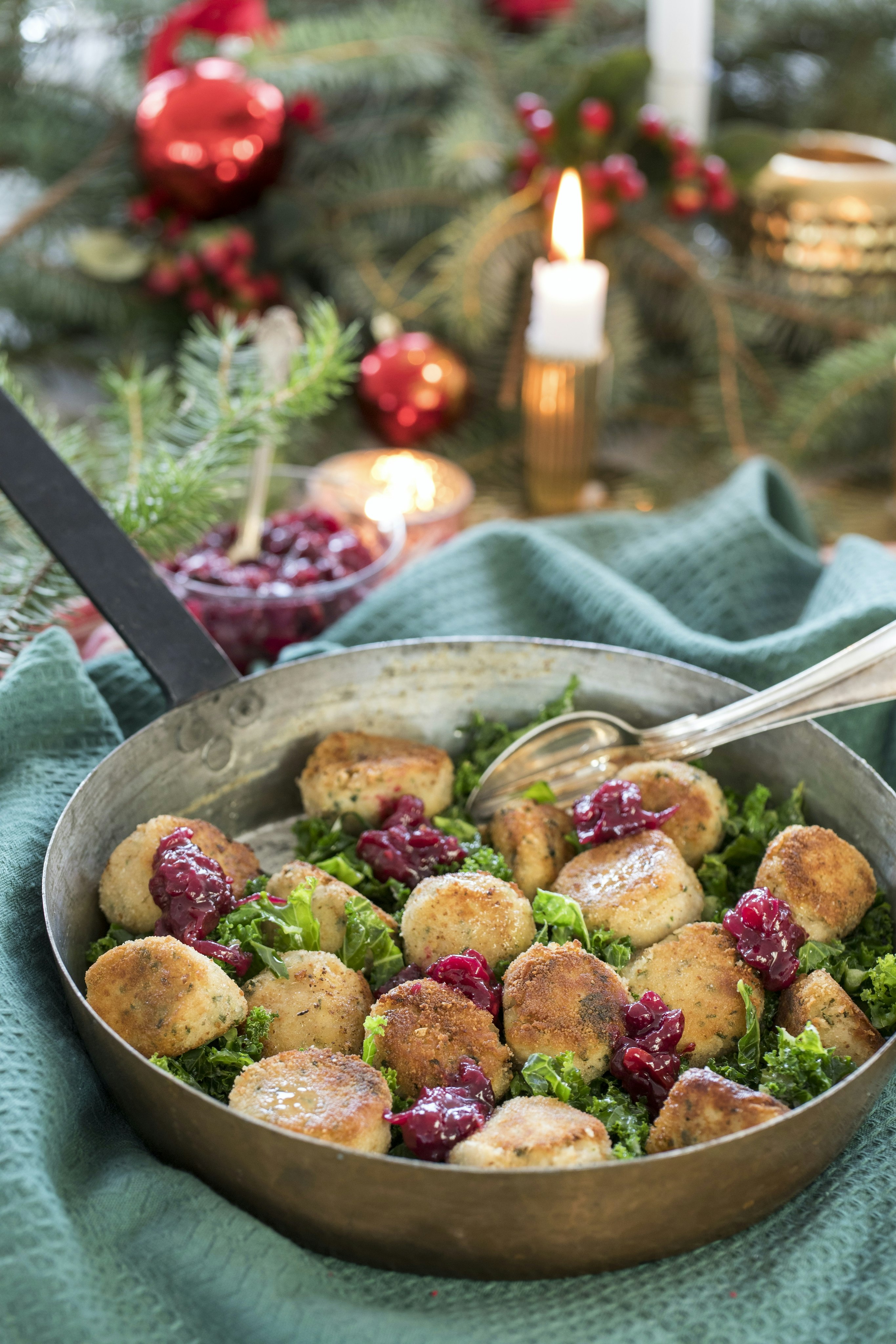 Potatis- och bönbullar med tranbärschutney