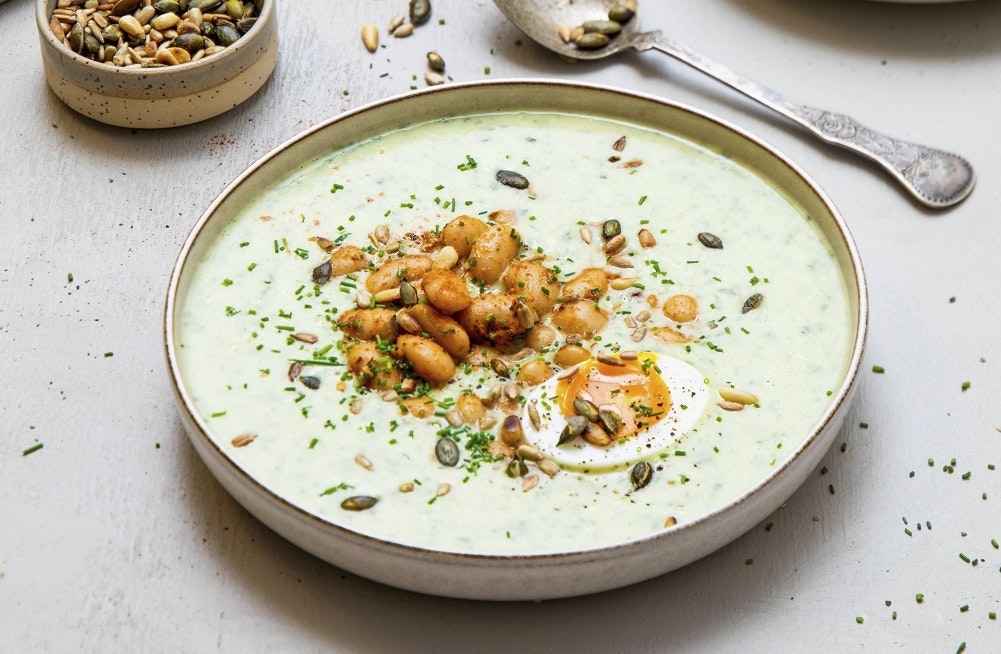 Potatis- och purjolökssoppa med ägg och vita bönor