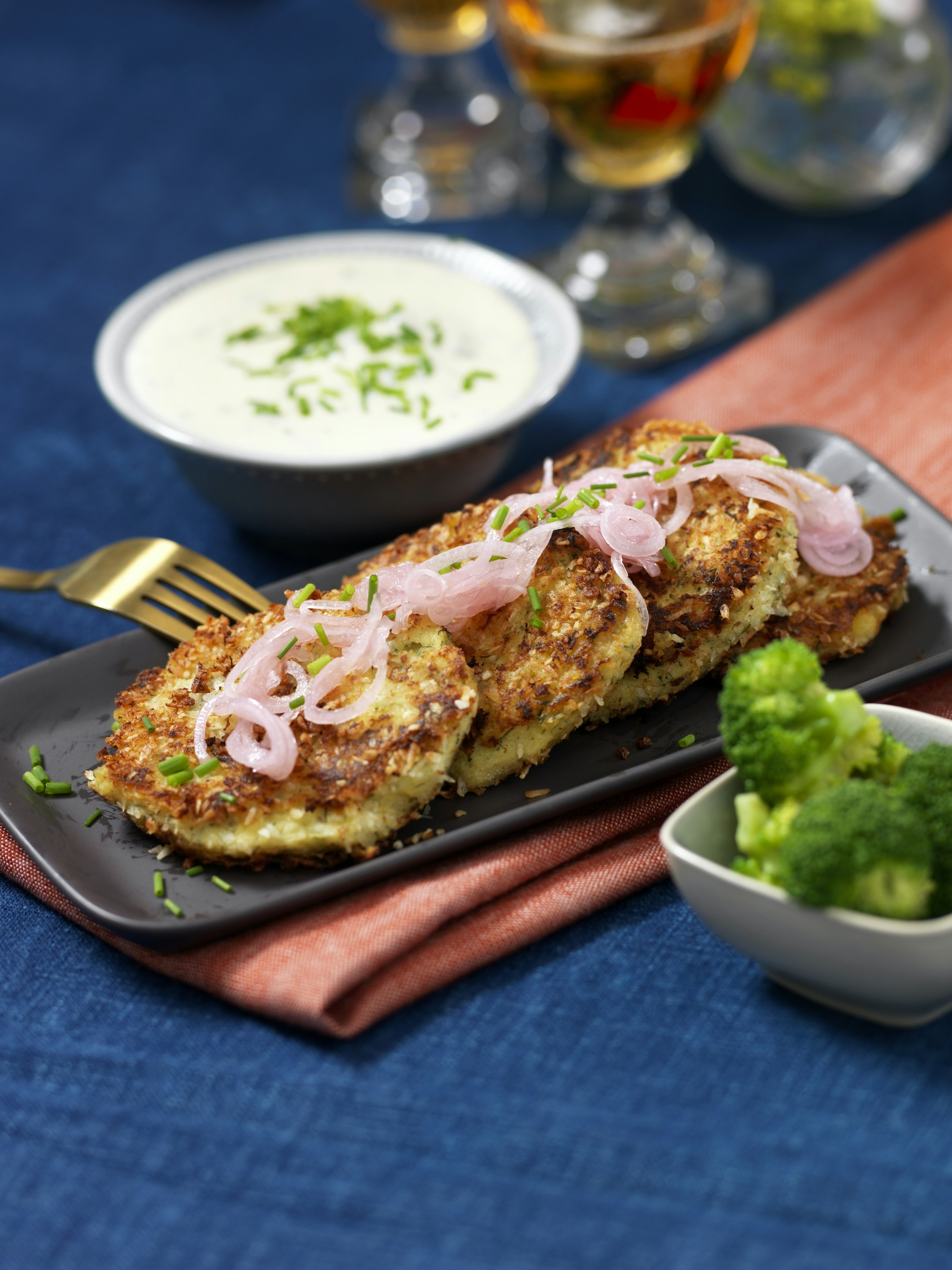 Potatisbiffar med gräslökssås