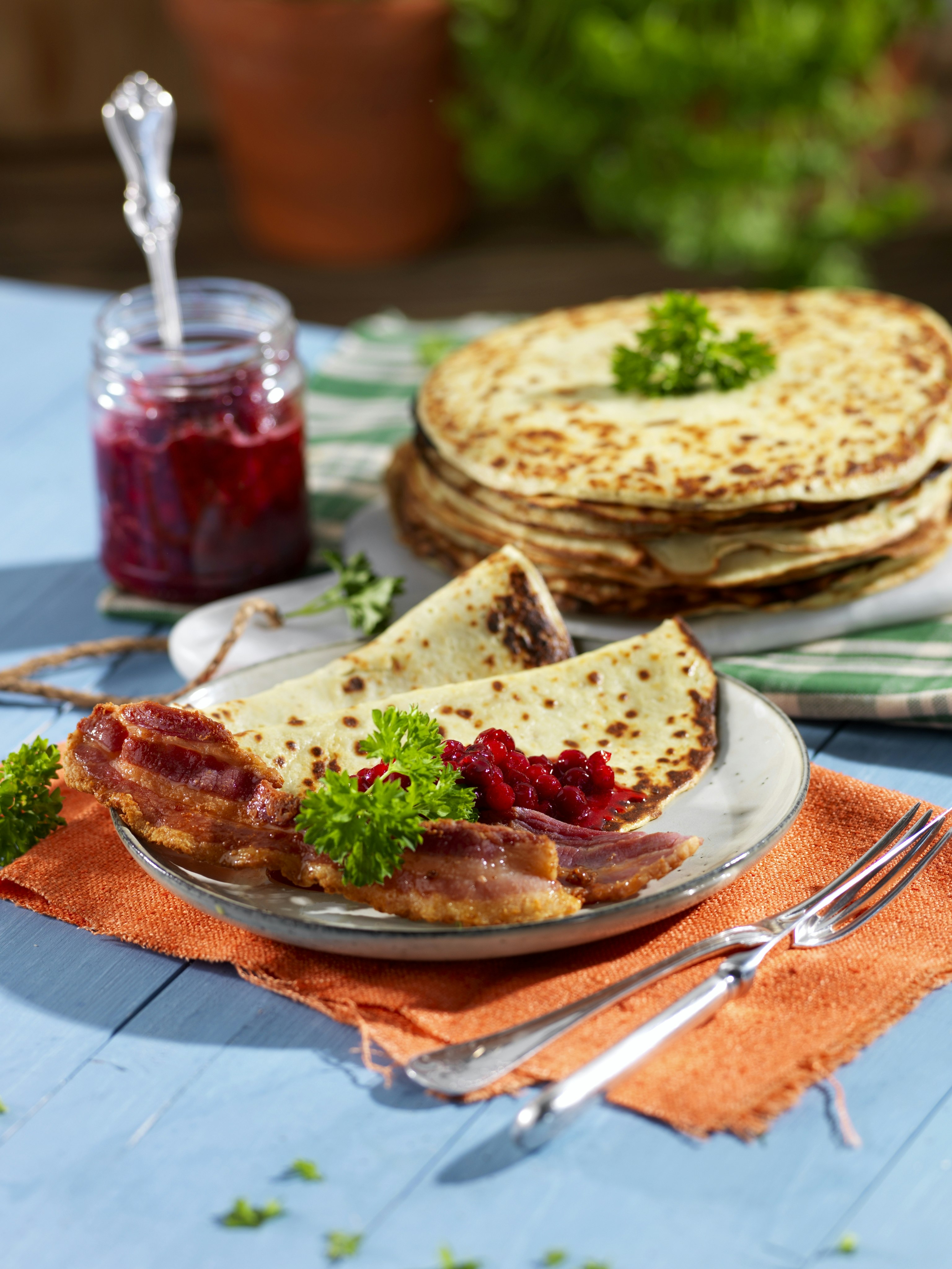 Potatispannkakor med stekt fläsk och lingon