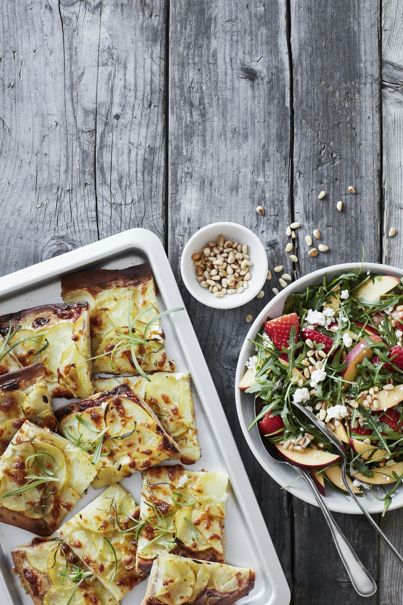 Potatispizza med fruktig sallad