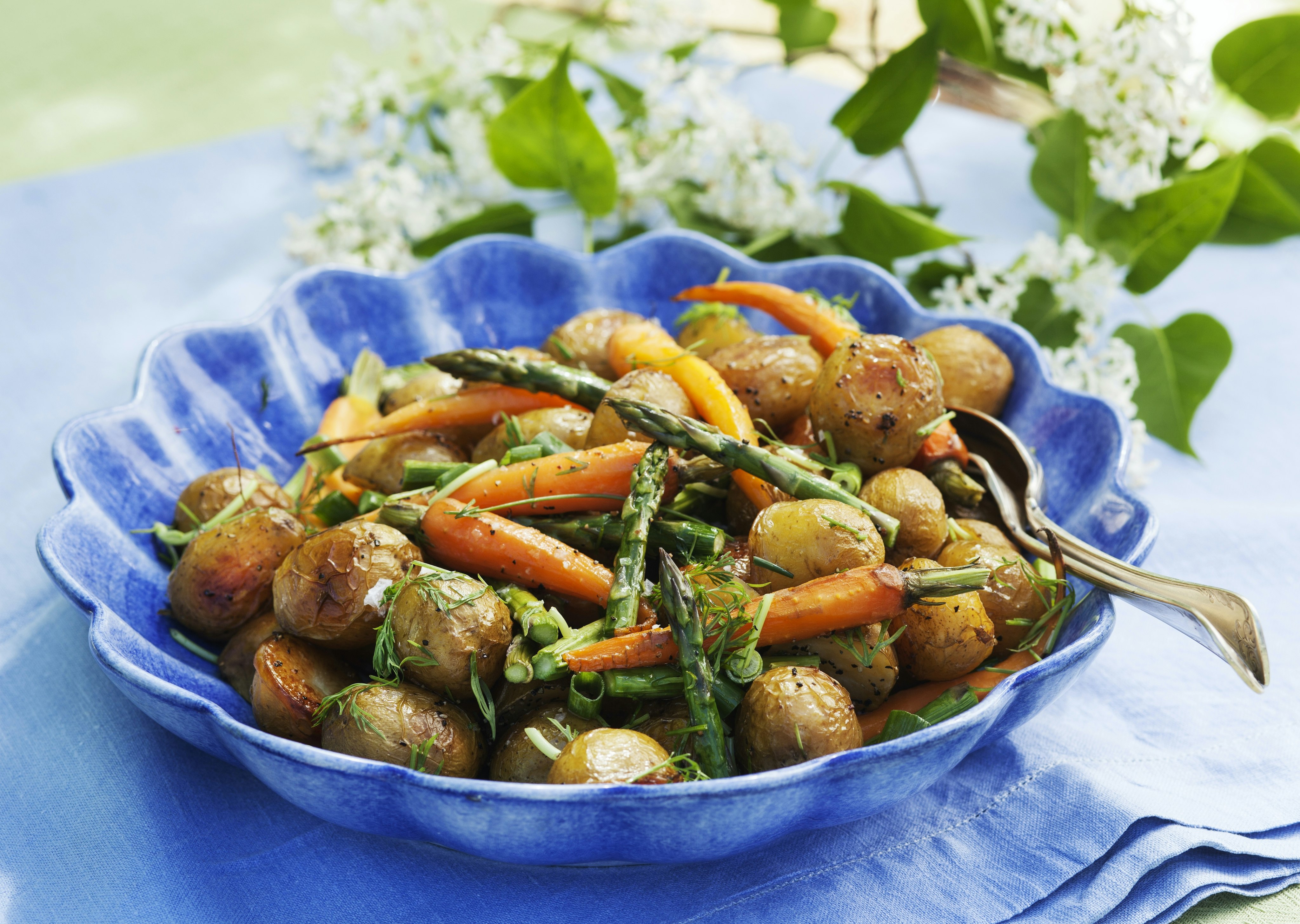 Potatissallad med sparris och dijondressing