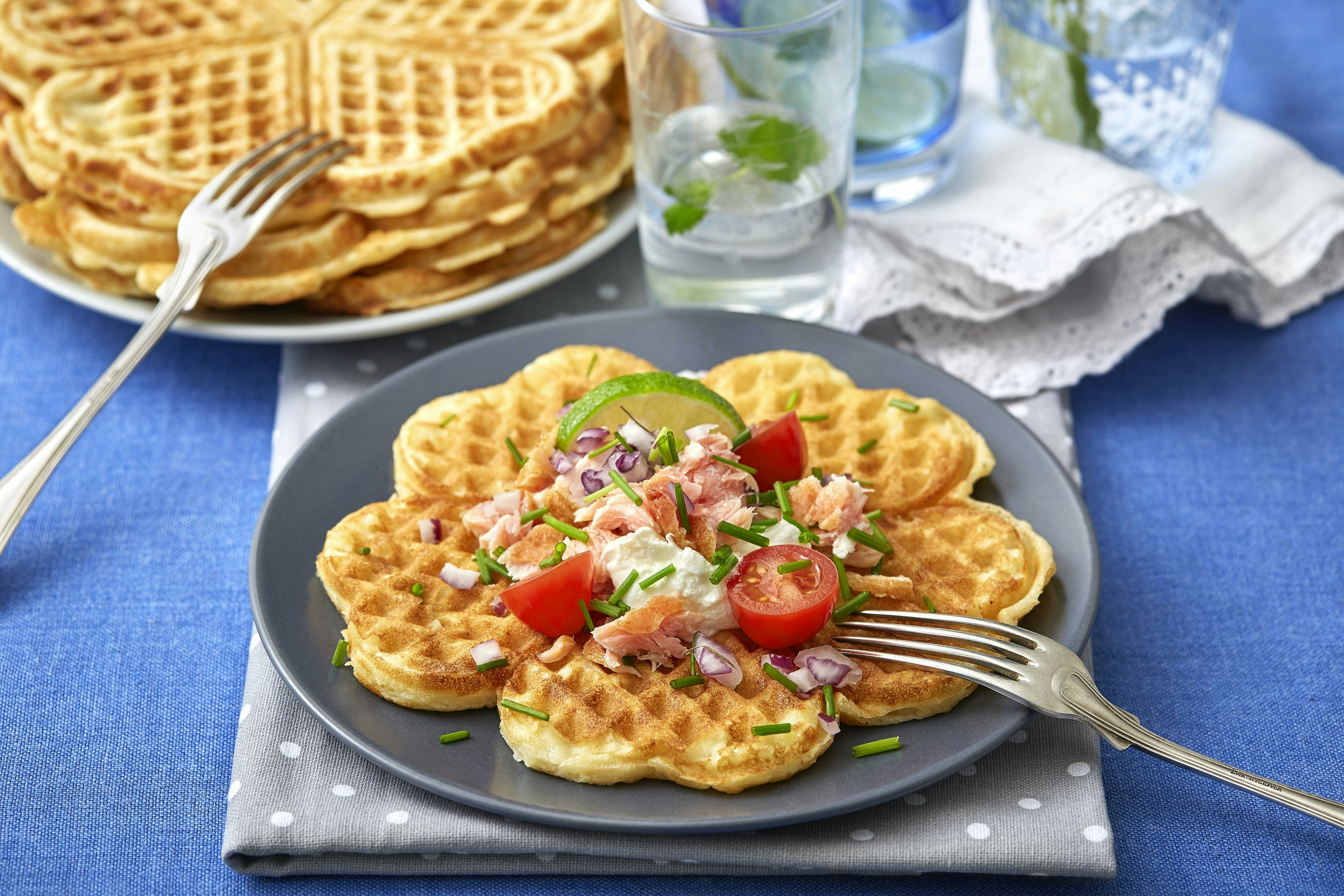 Potatisvåfflor med lax och crème fraiche