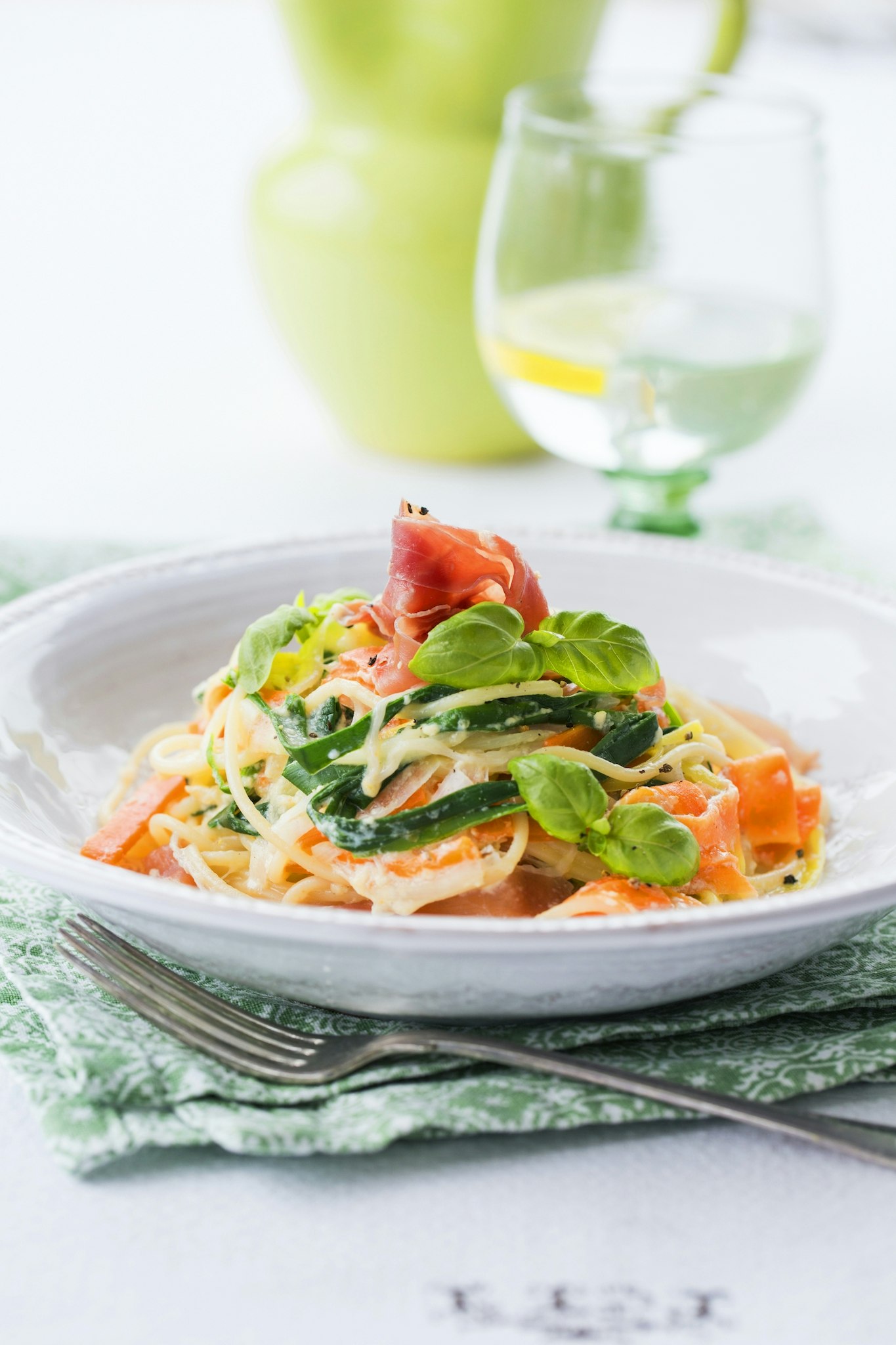 Primörpasta carbonara med morot och parmaskinka