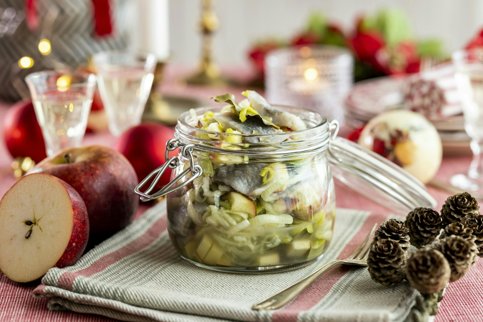 Purjolökssill med äpple och pepparrot