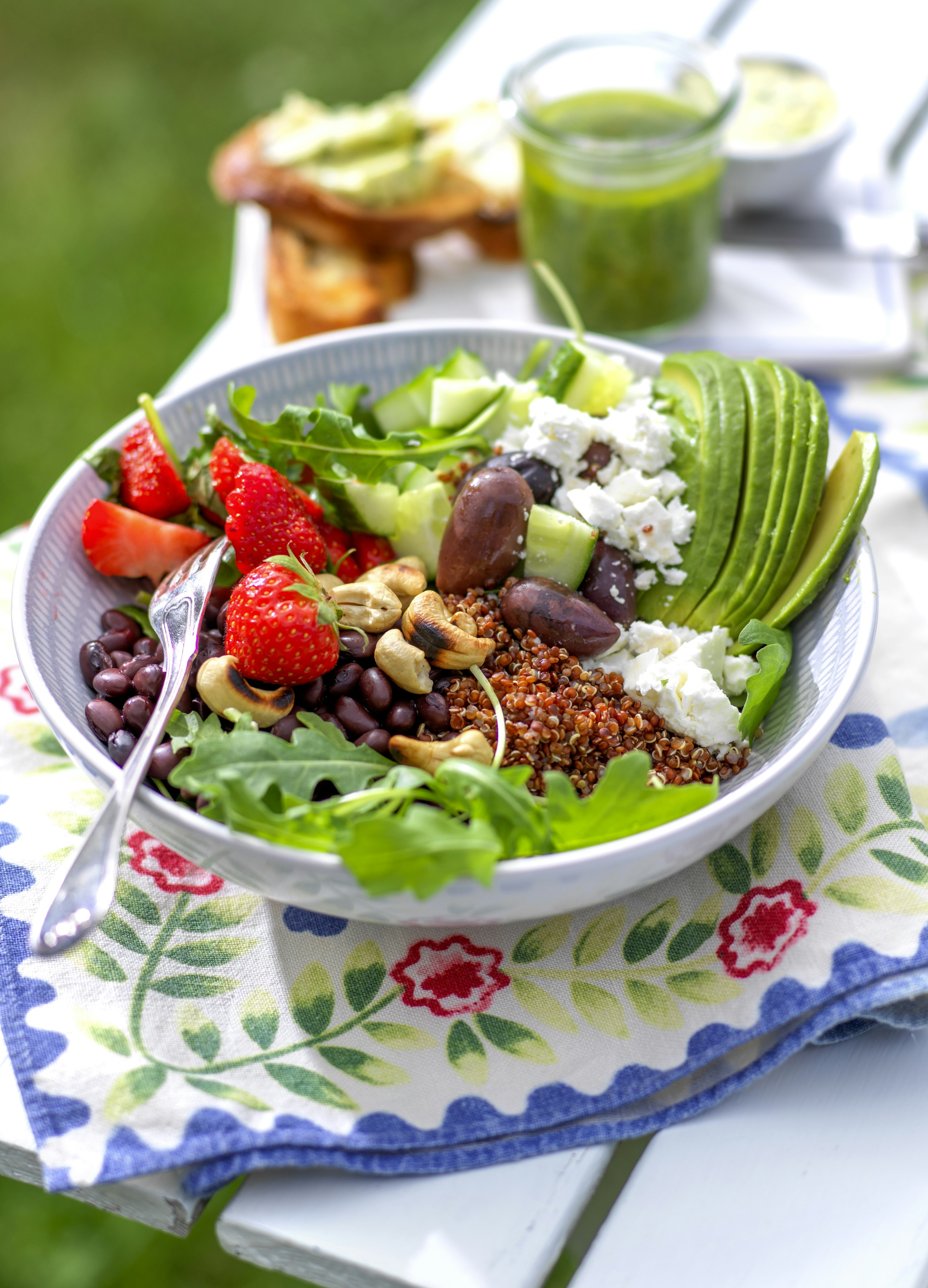 Quinoabowl med avokado och spenatpesto