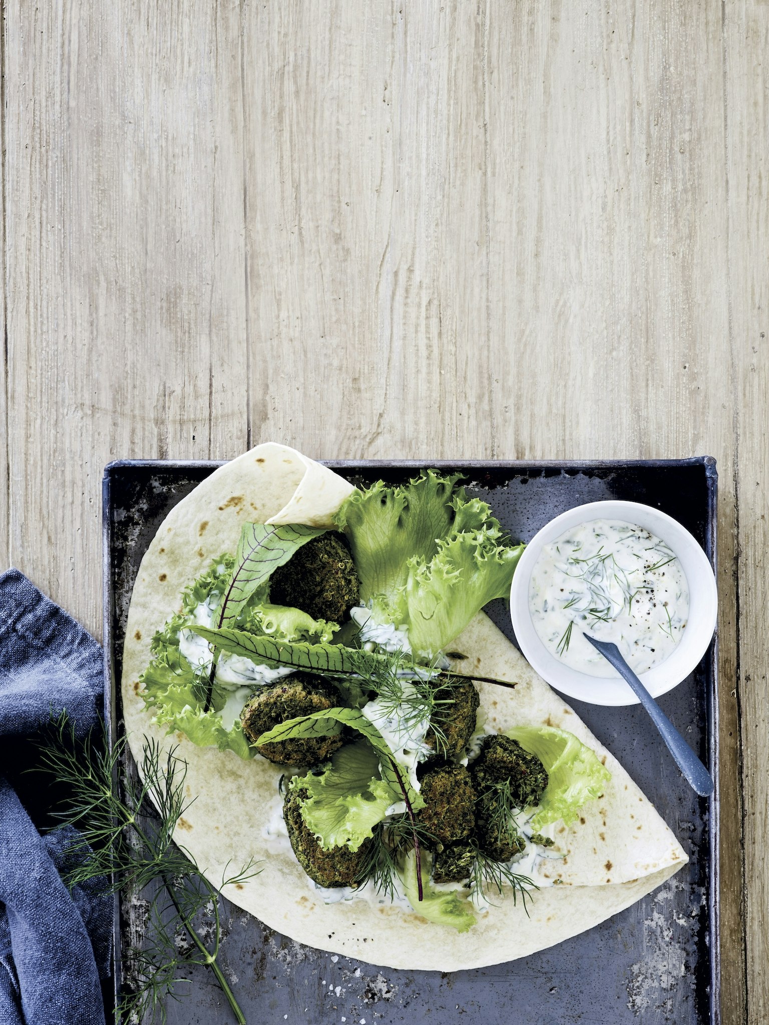 Quinoafalafel i wrap med tzatziki