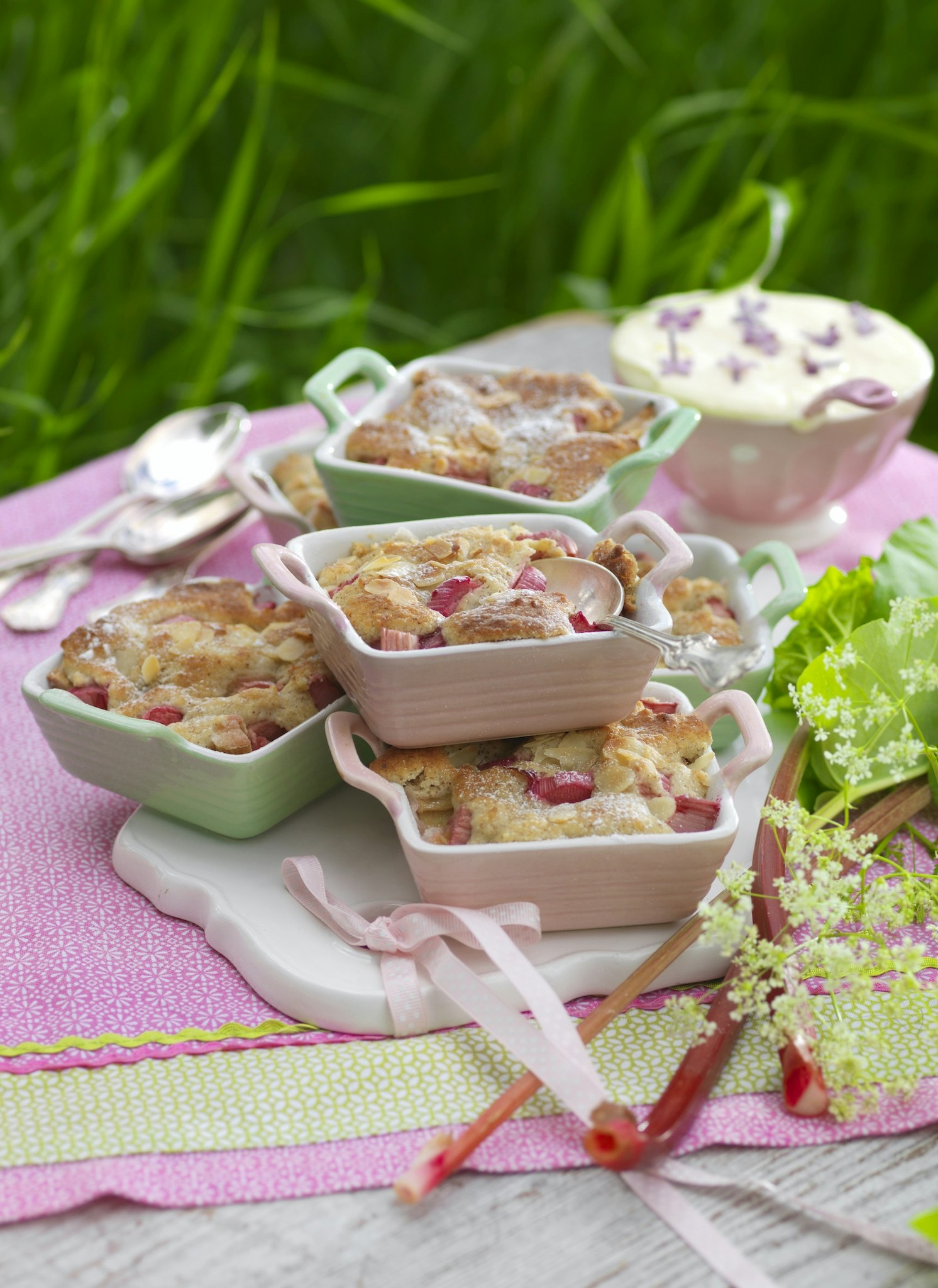 Rabarber med nötigt vaniljtäcke