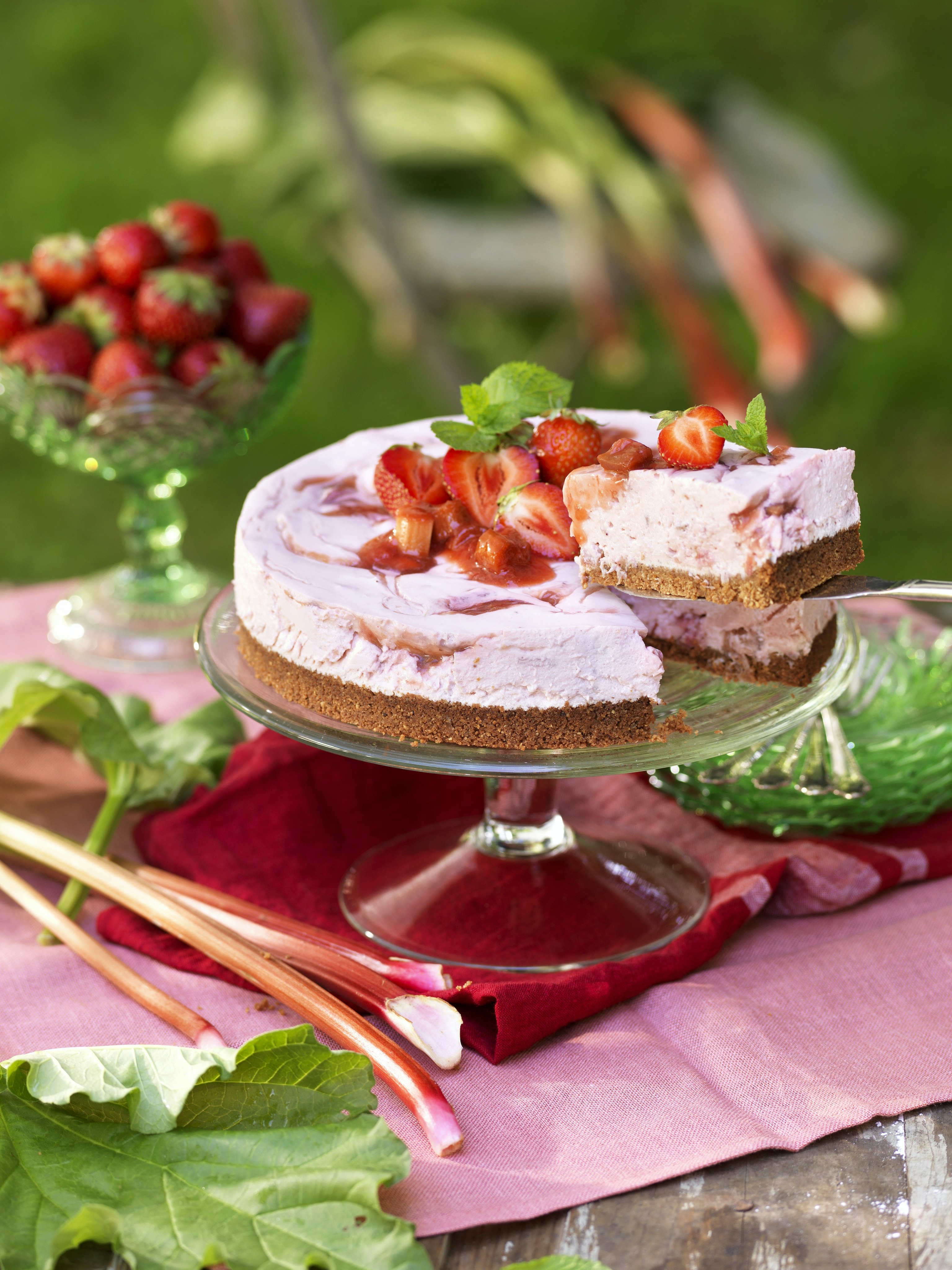 Rabarbercheesecake med jordgubbar