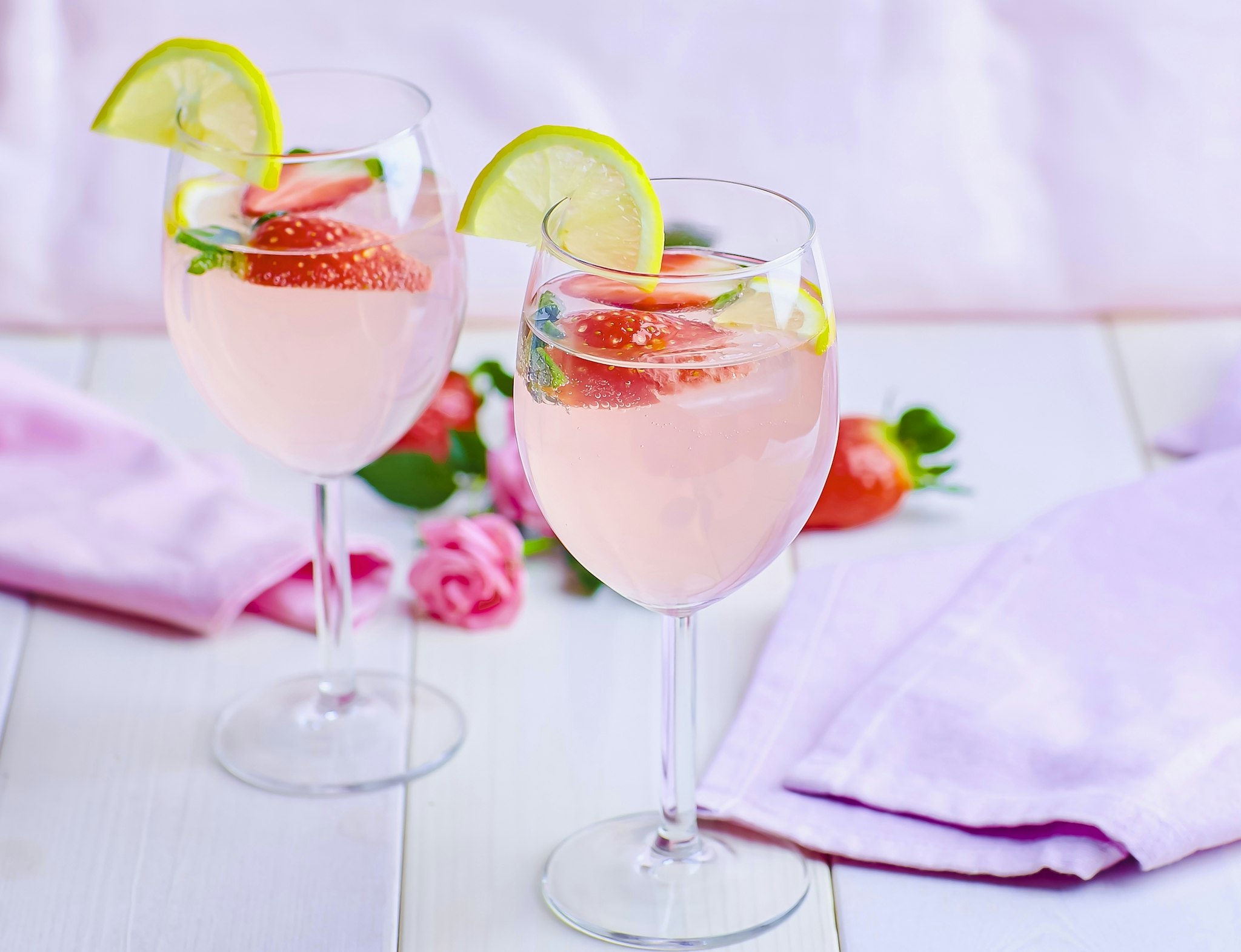 Rabarberdrink med jordgubbar och bubbel