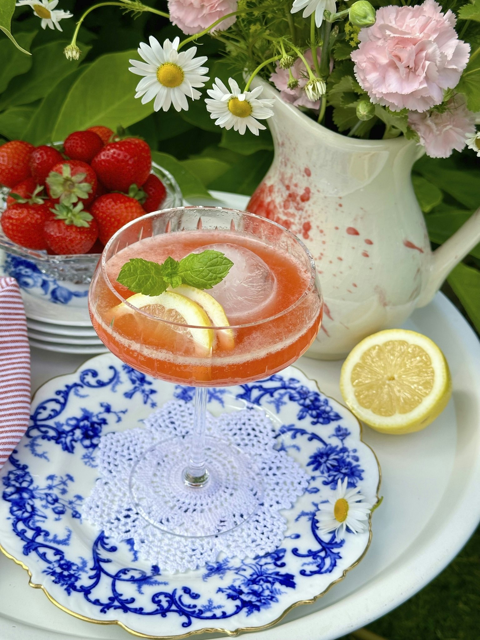 Gin och tonic med rabarber och jordgubbar