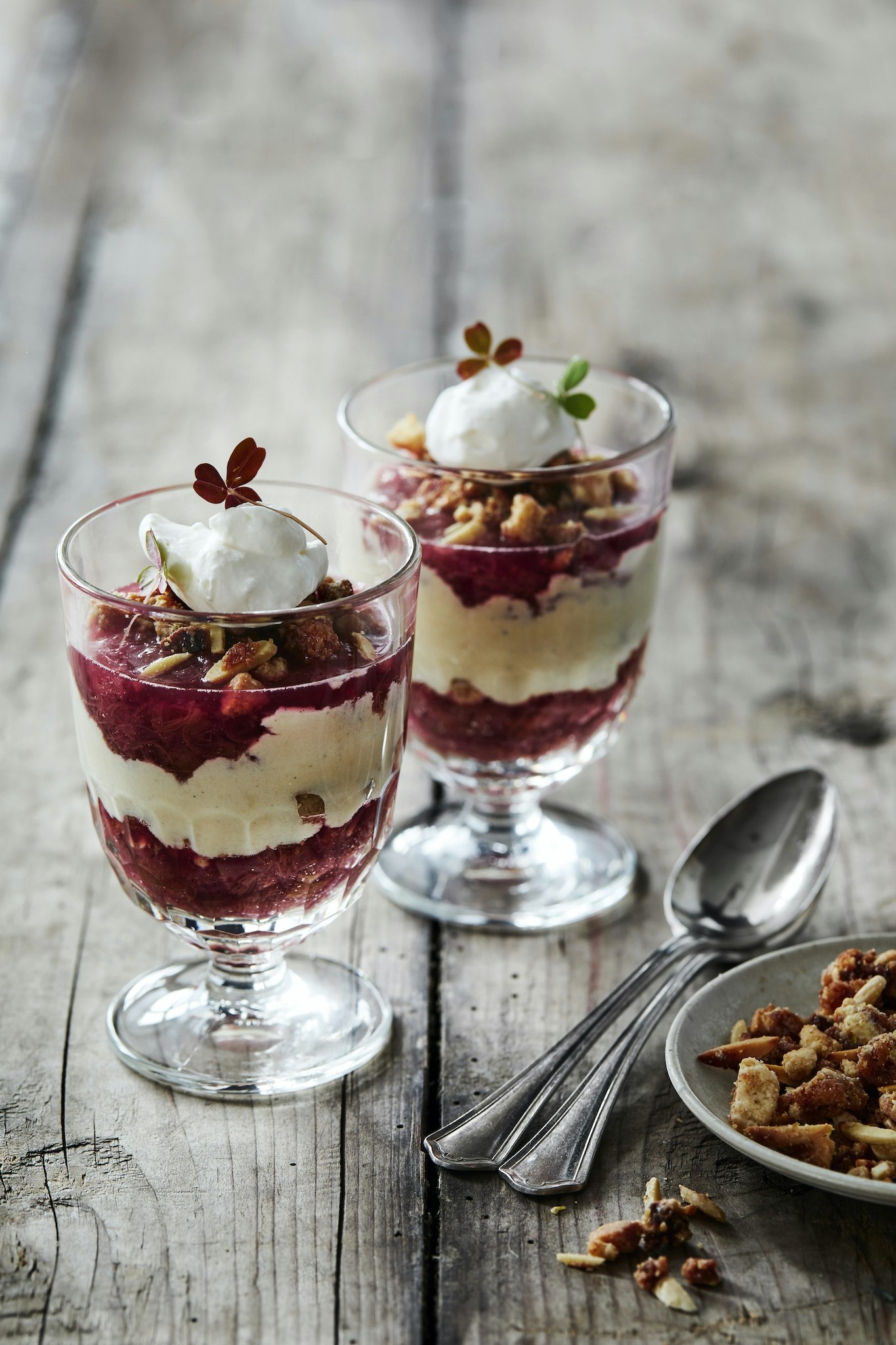 Rabarberkompott med vaniljkräm och mandelsmulor