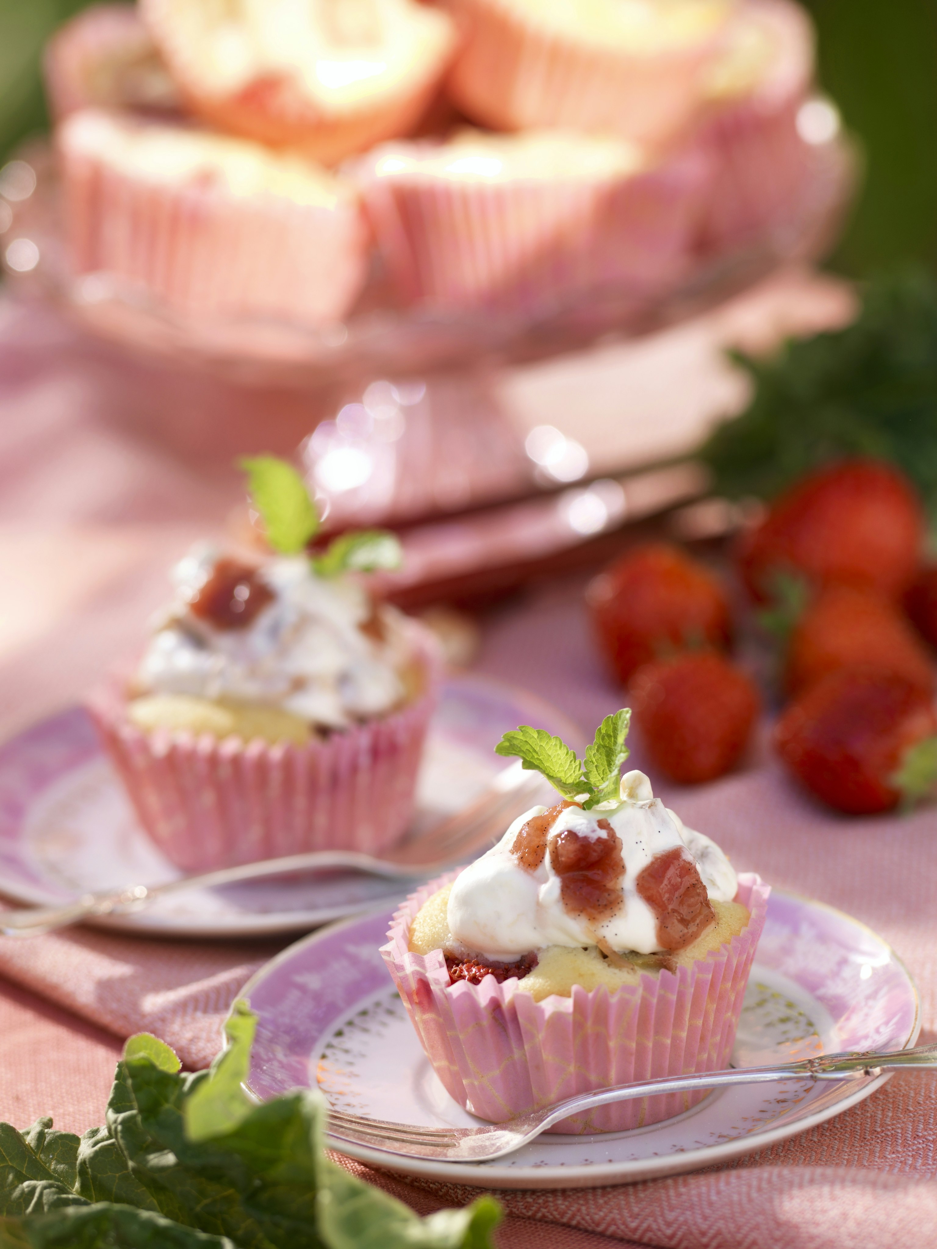 Rabarbermuffins med jordgubbar
