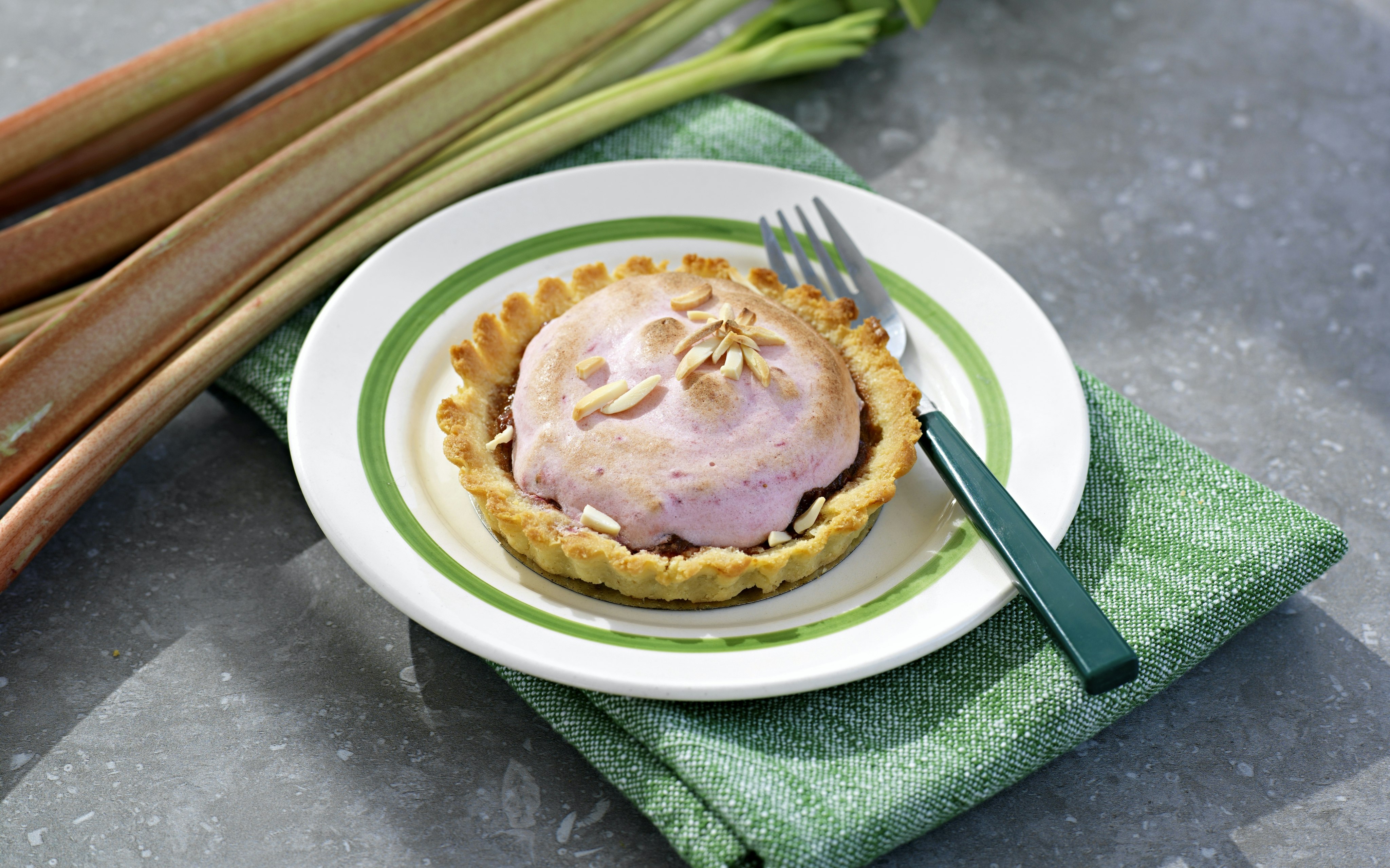 Rabarberpaj med jordgubbsmaräng