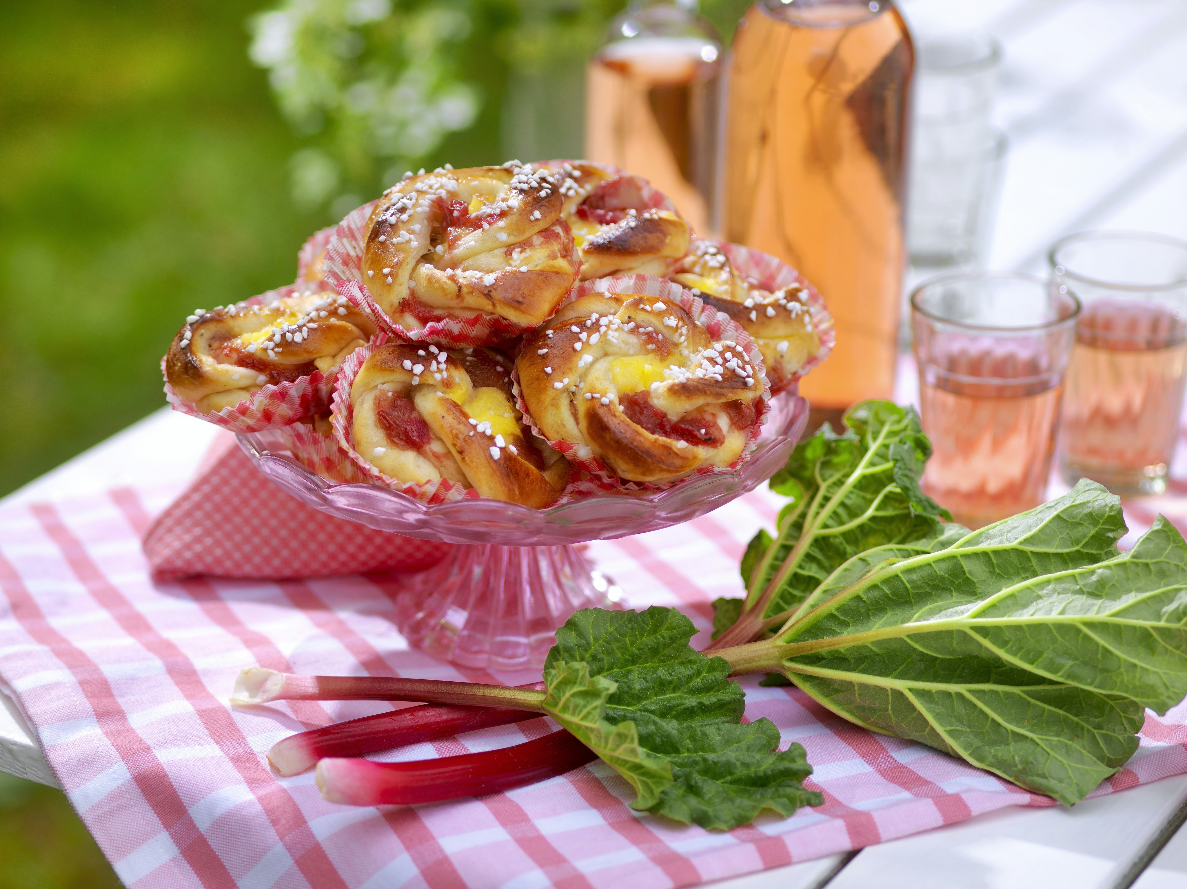 Rabarbersnurror med vaniljkräm