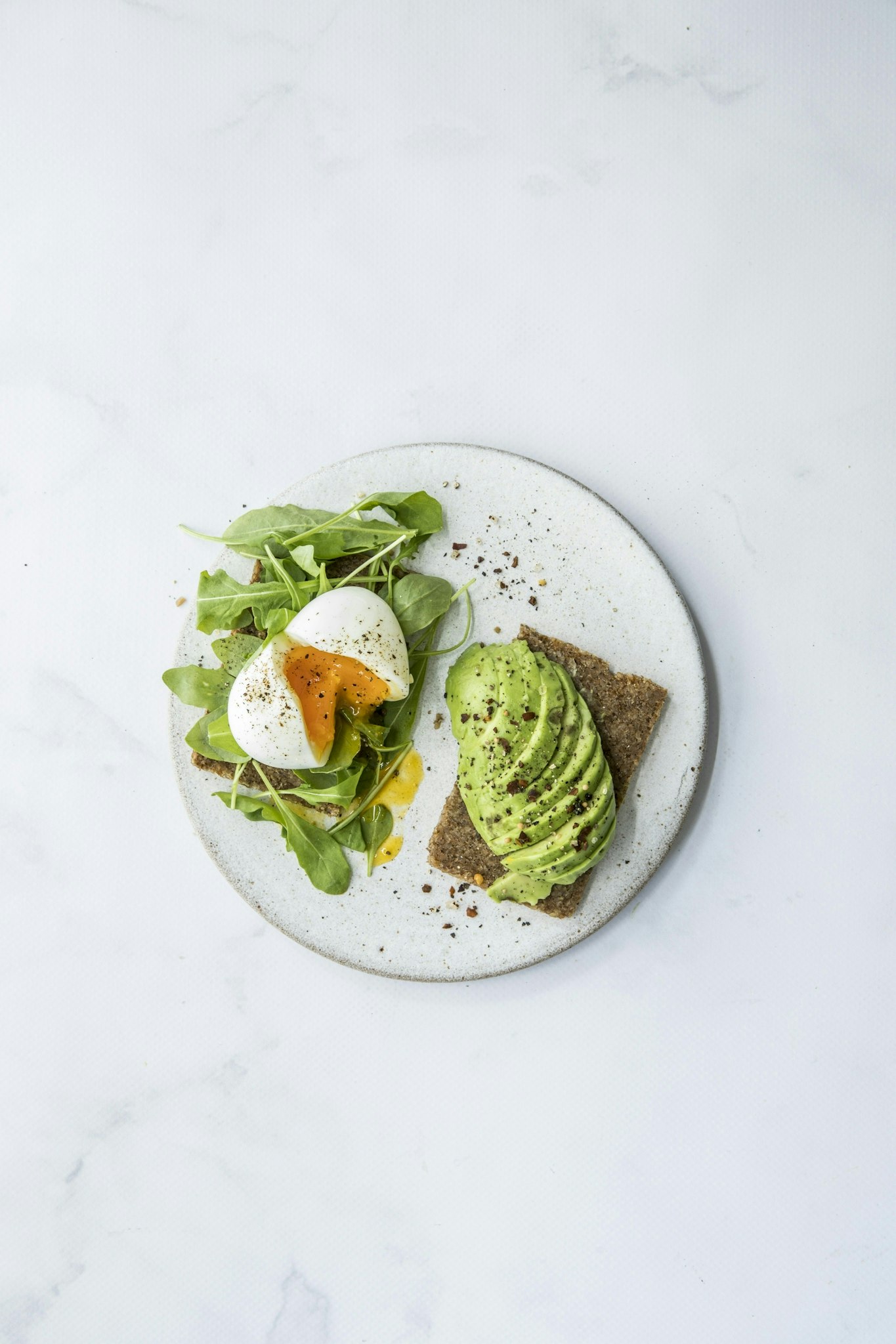 Rågbröd med ägg och avokado