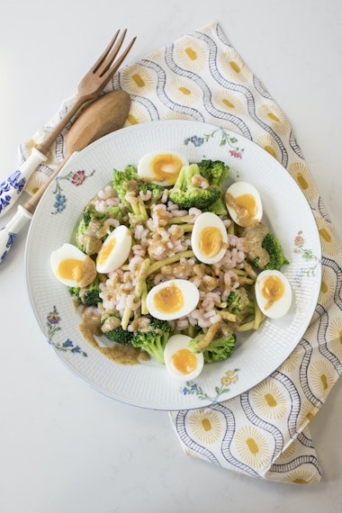 Räksallad med ägg, broccoli och senapsdressing