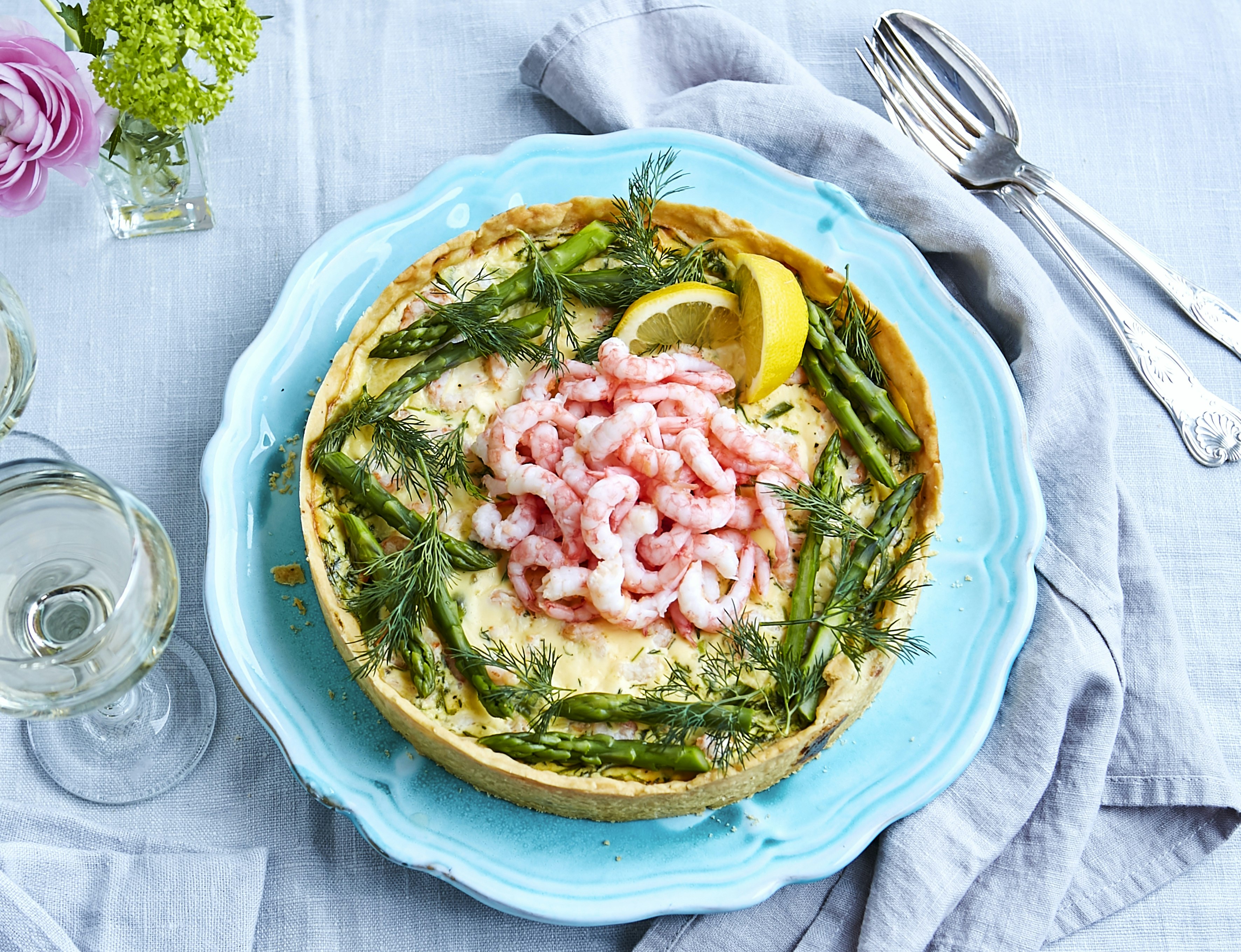 Räkpaj med grön sparris och dill