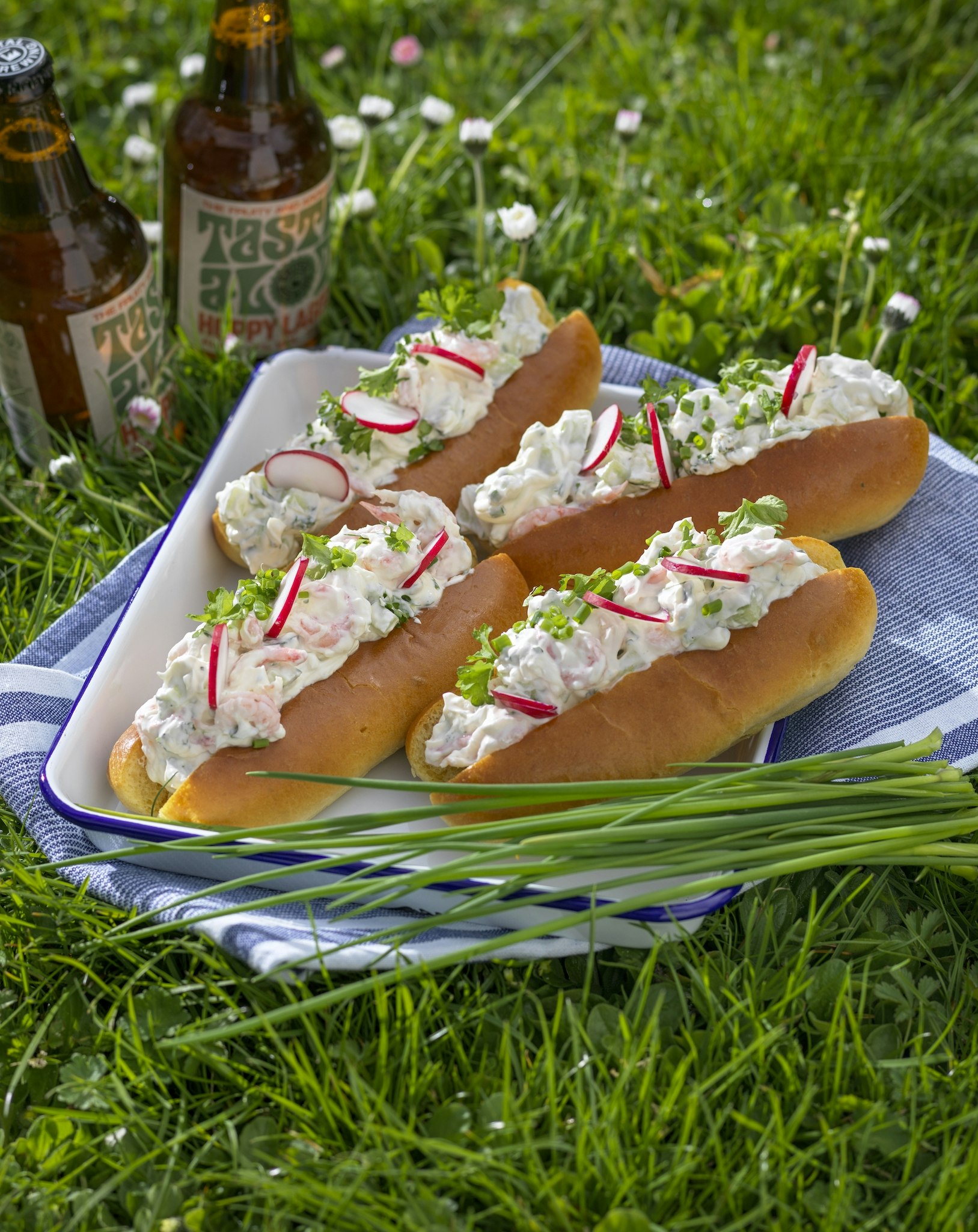 Räkröra med gurka i korvbröd