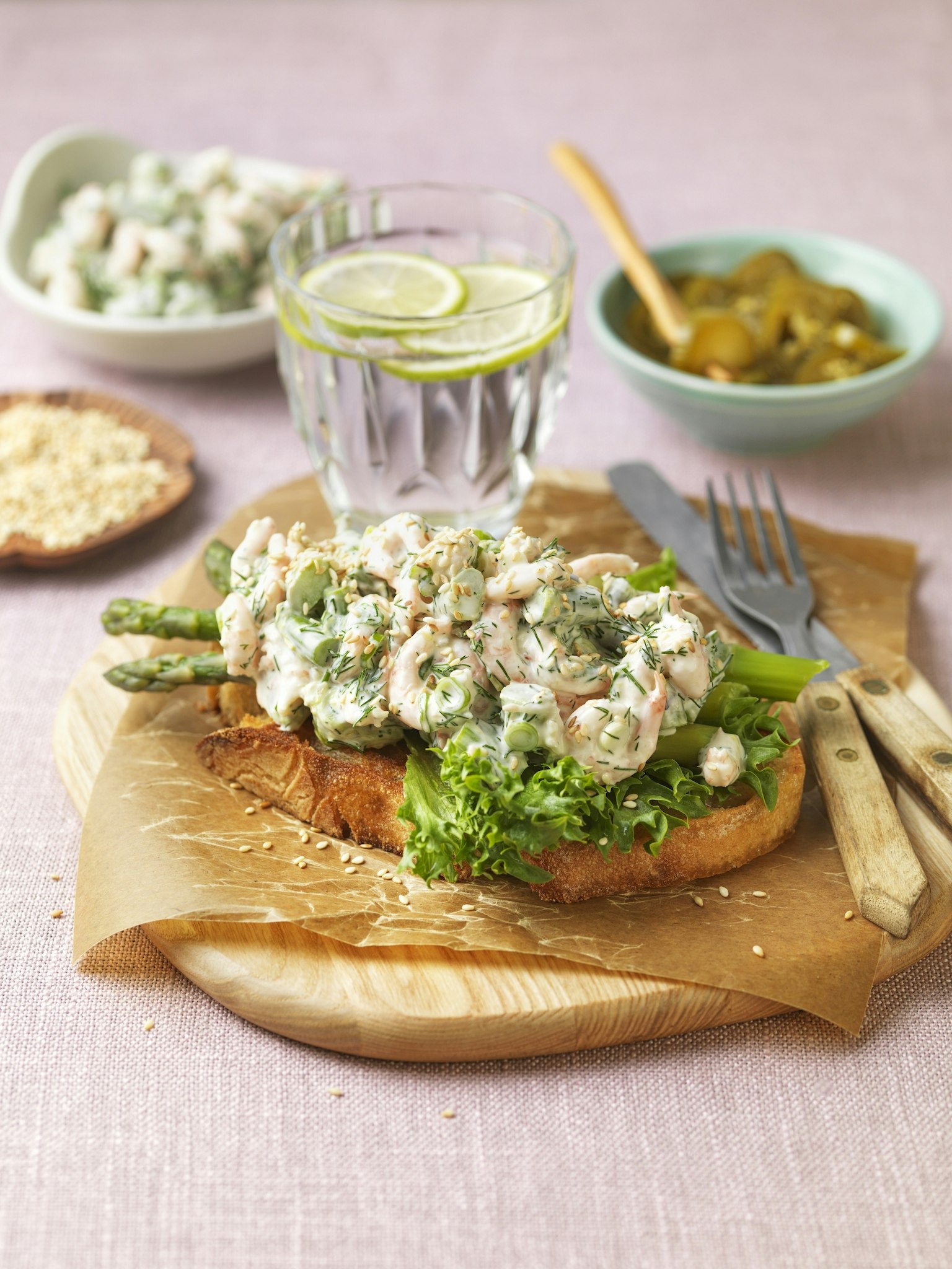 Räksmörgås med sparris och jalapeño