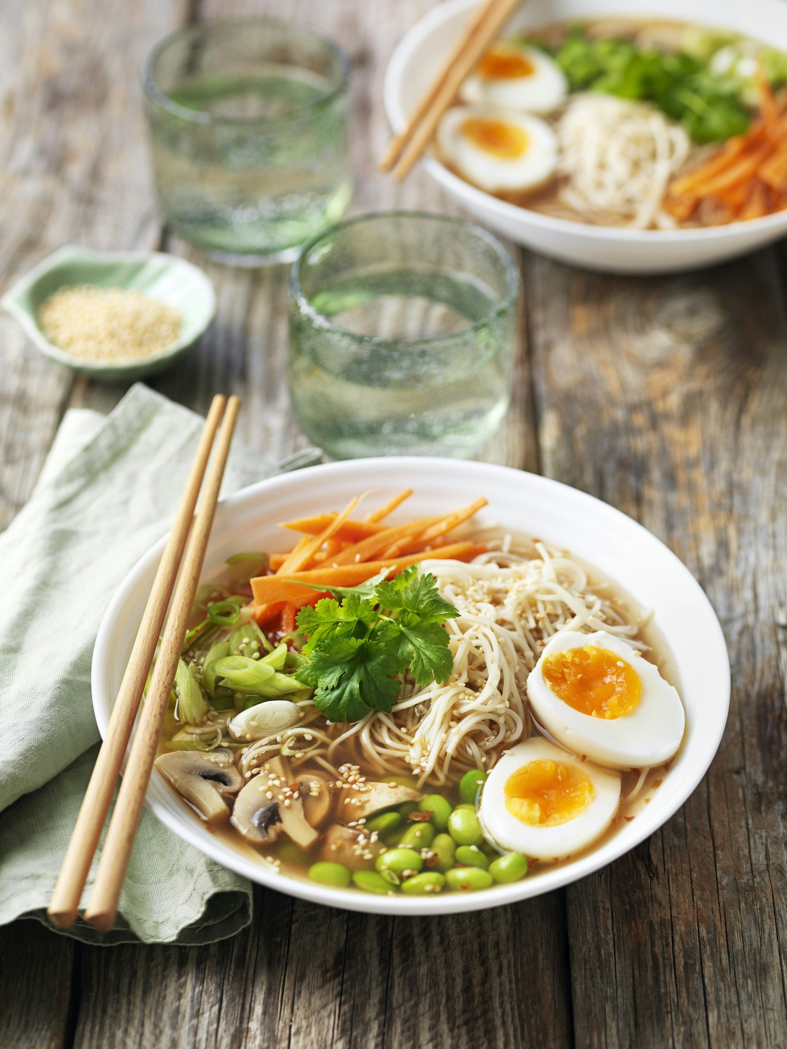 Ramen med grönsaker, svamp och ägg