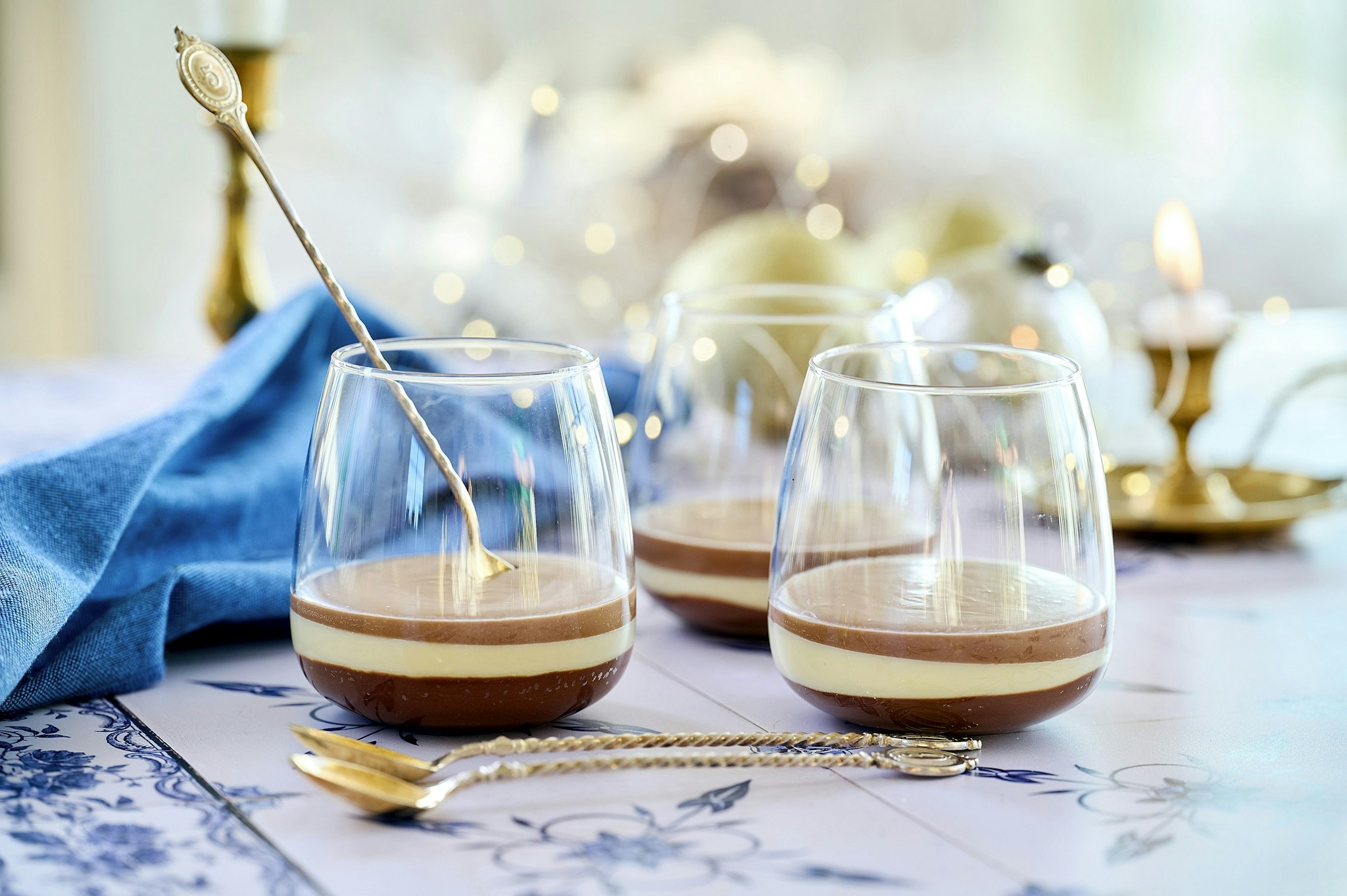 Randig chokladdessert i glas