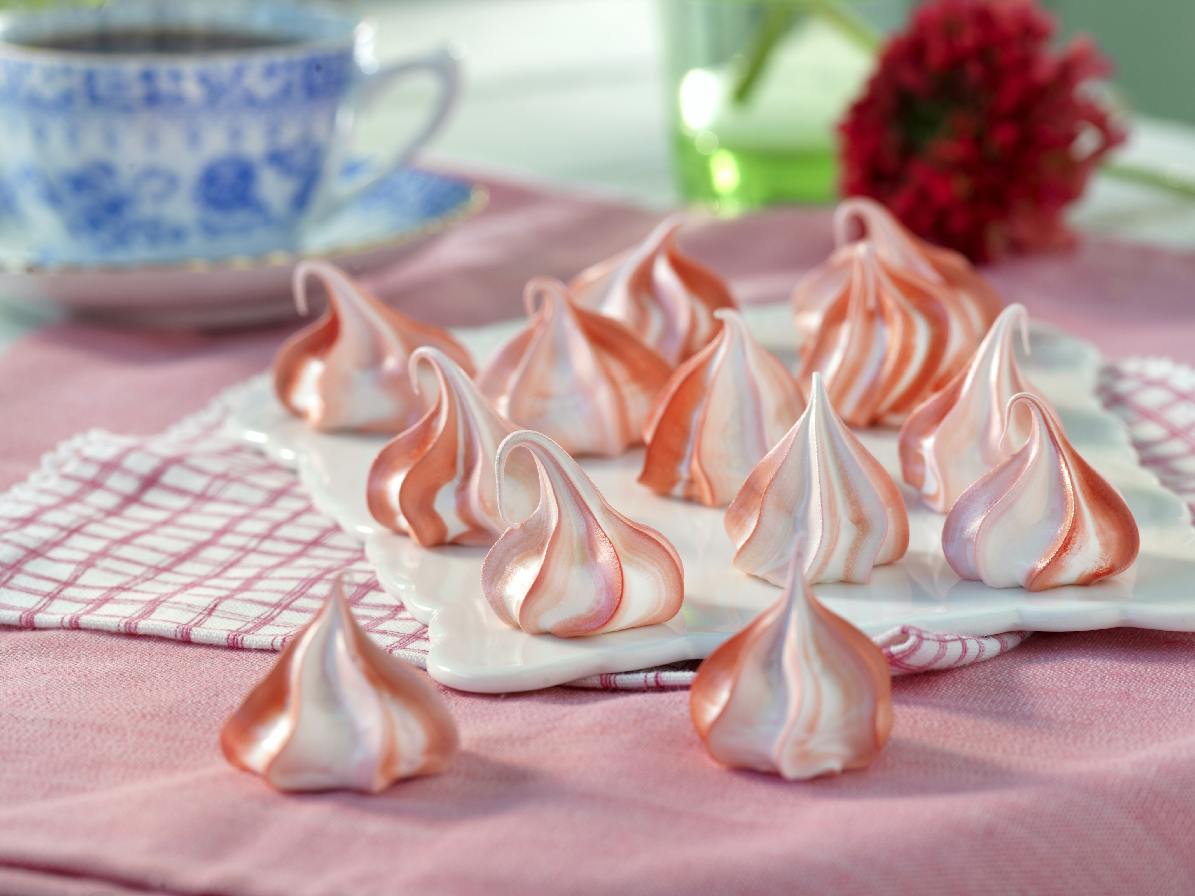 Randiga maränger med mintsmak