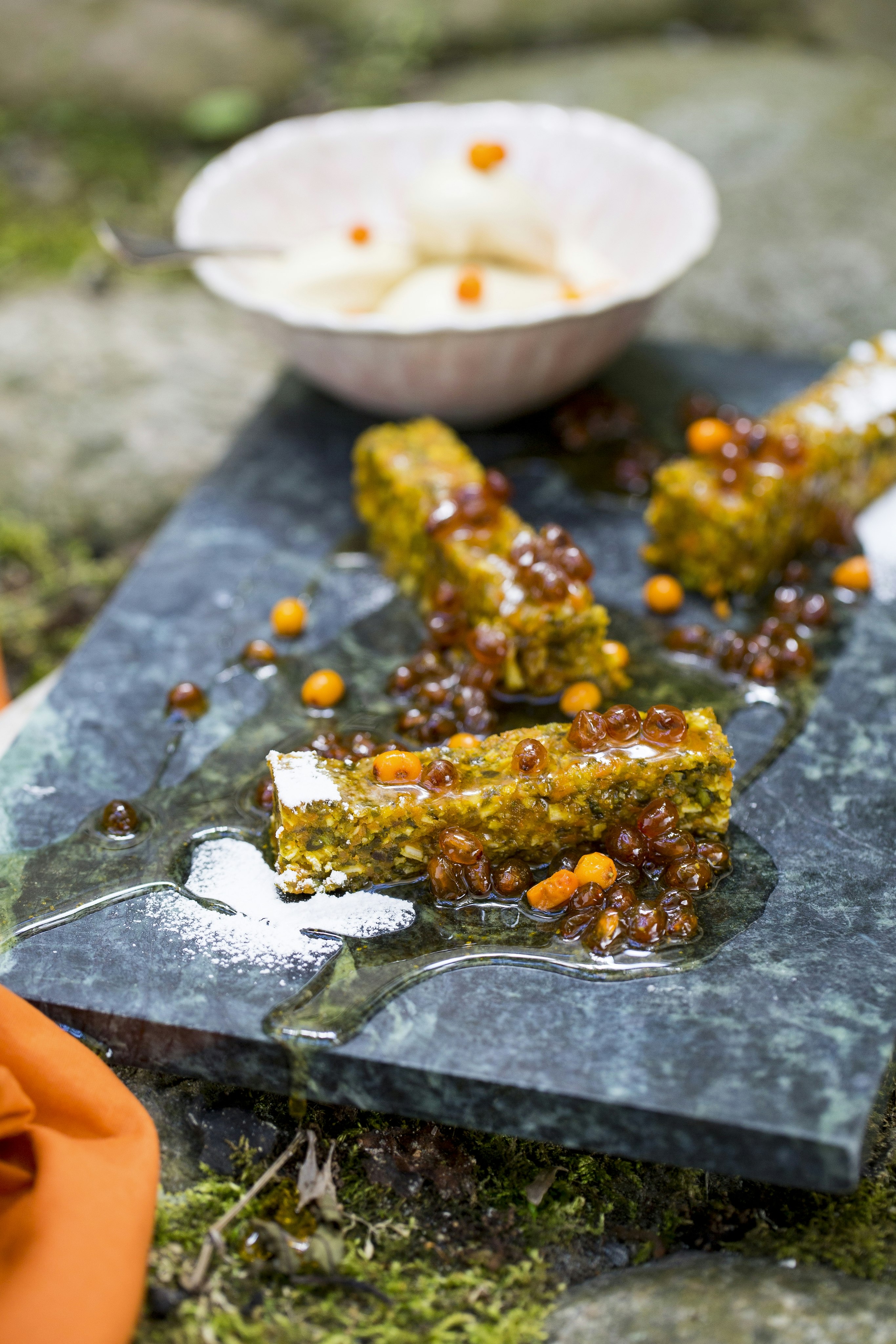 Raw morotskaka med hemgjord glass och havtorn