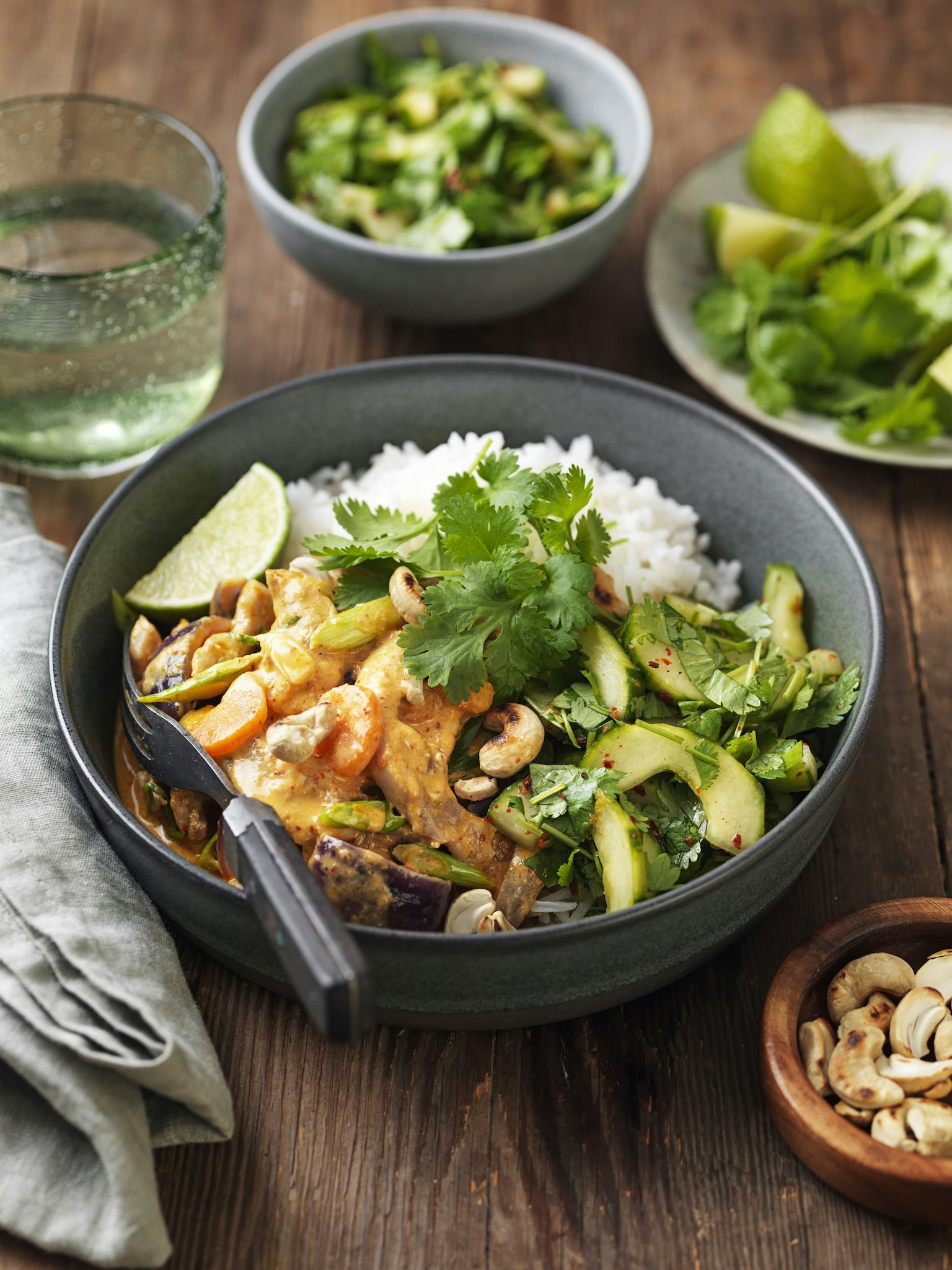 Röd currykyckling med koriander- och gurksallad