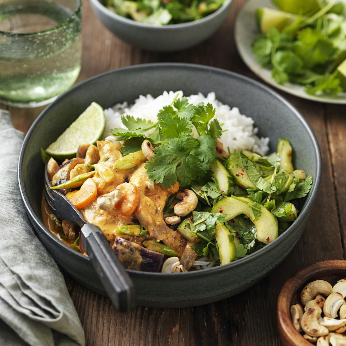 Röd currykyckling med koriander- och gurksallad