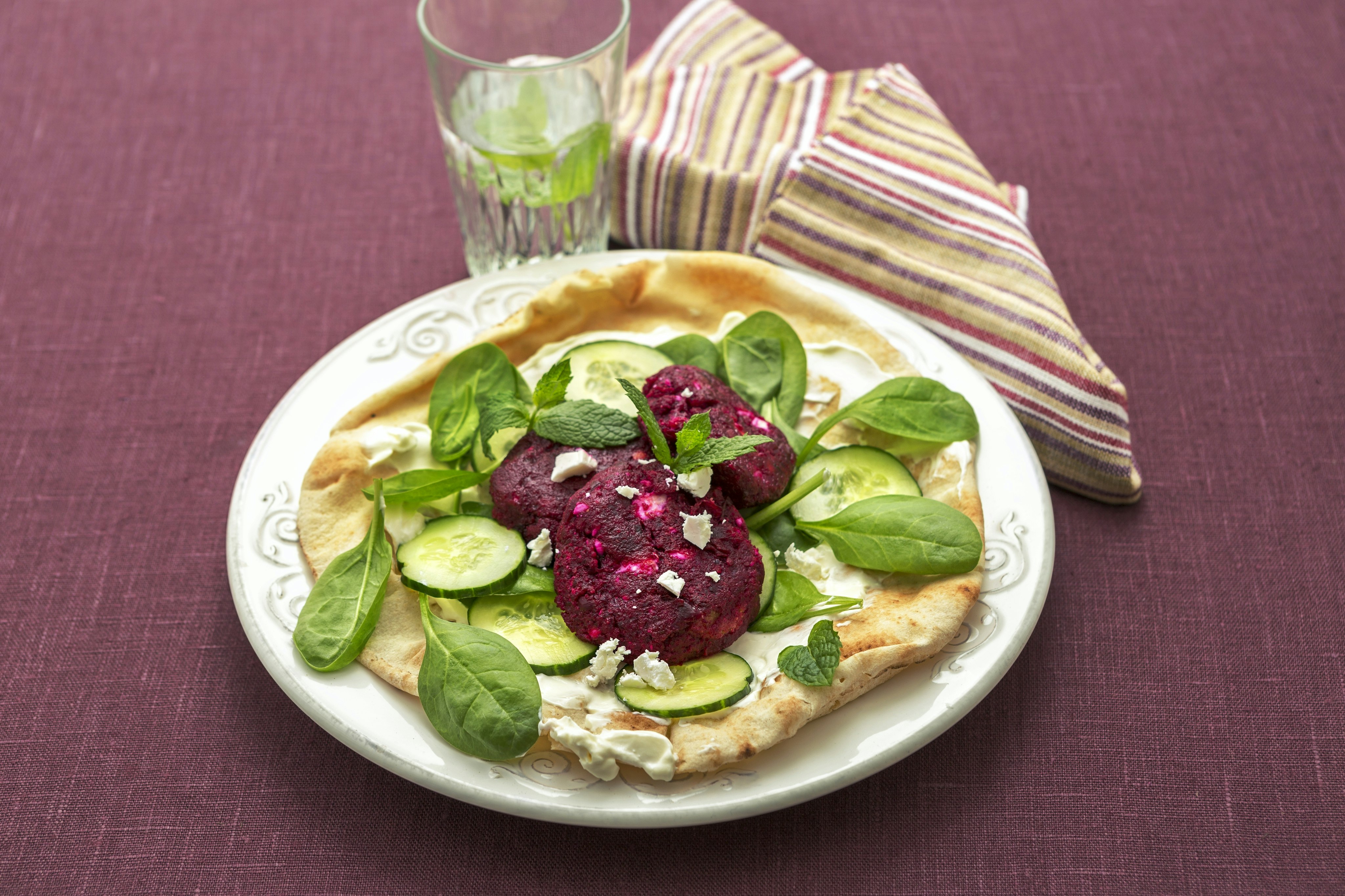 Rödbetsbiffar med fetaost i tortillabröd