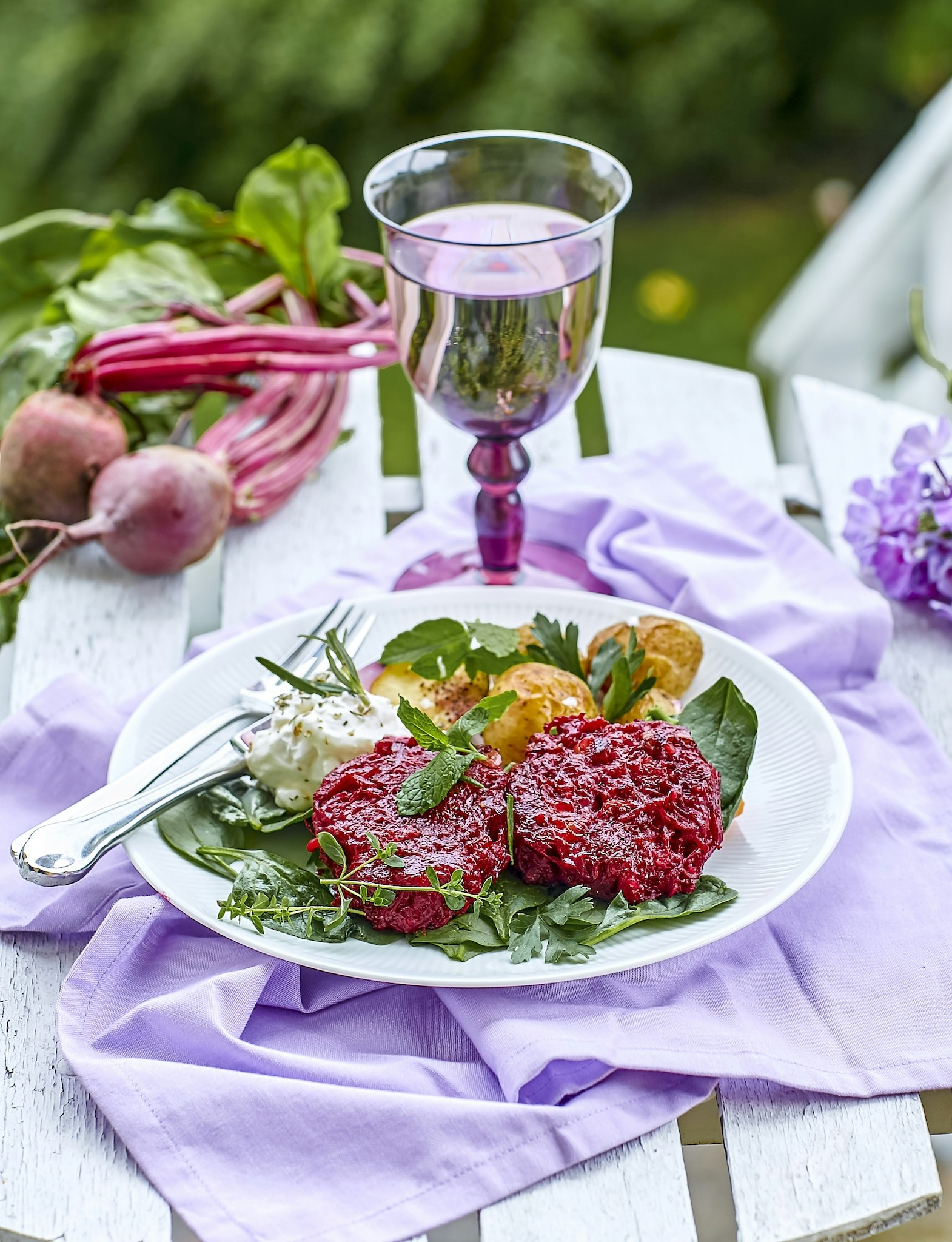 Rödbetsbiffar med chèvrekräm