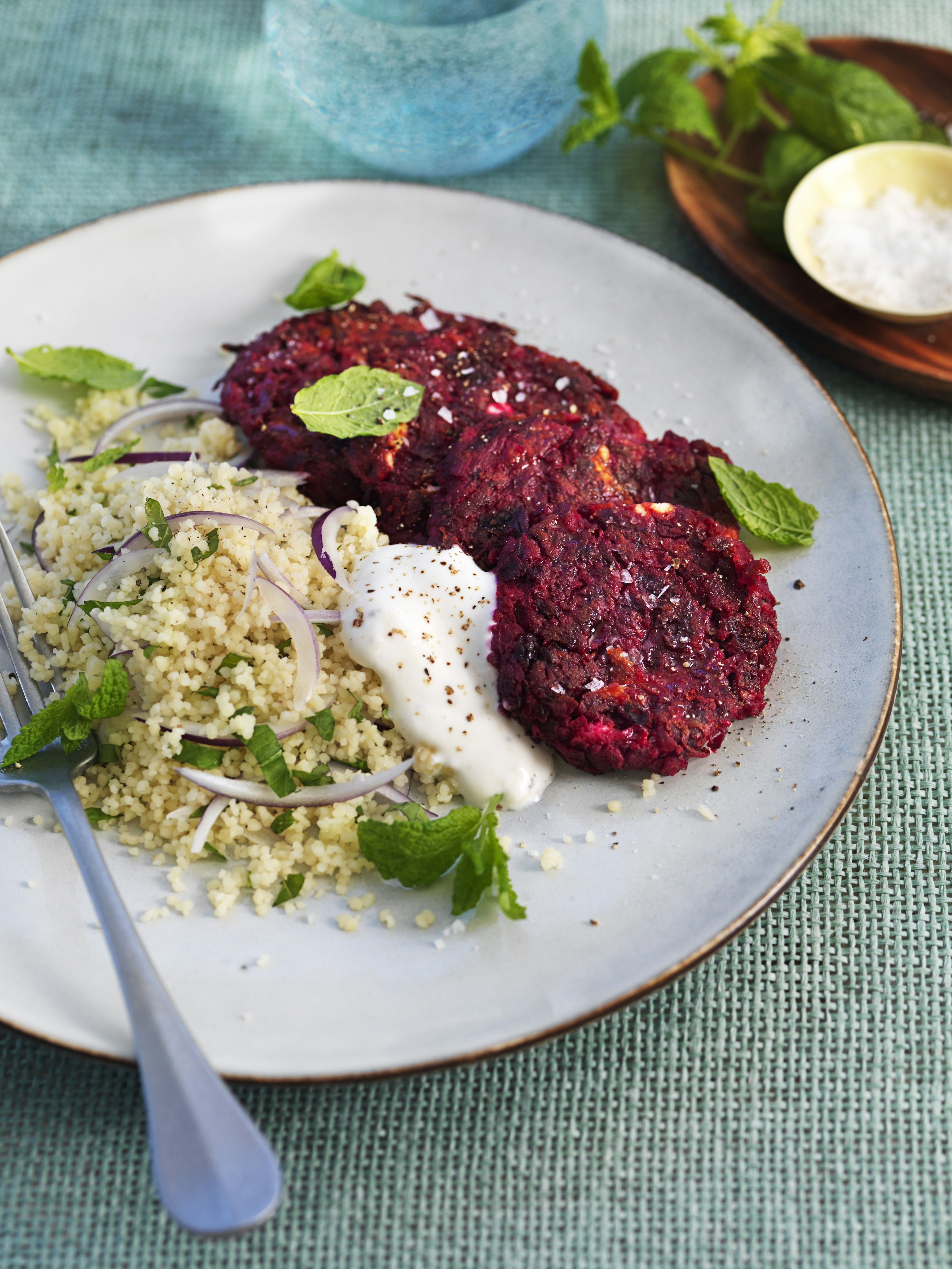Rödbetsbiffar med mynta-couscous