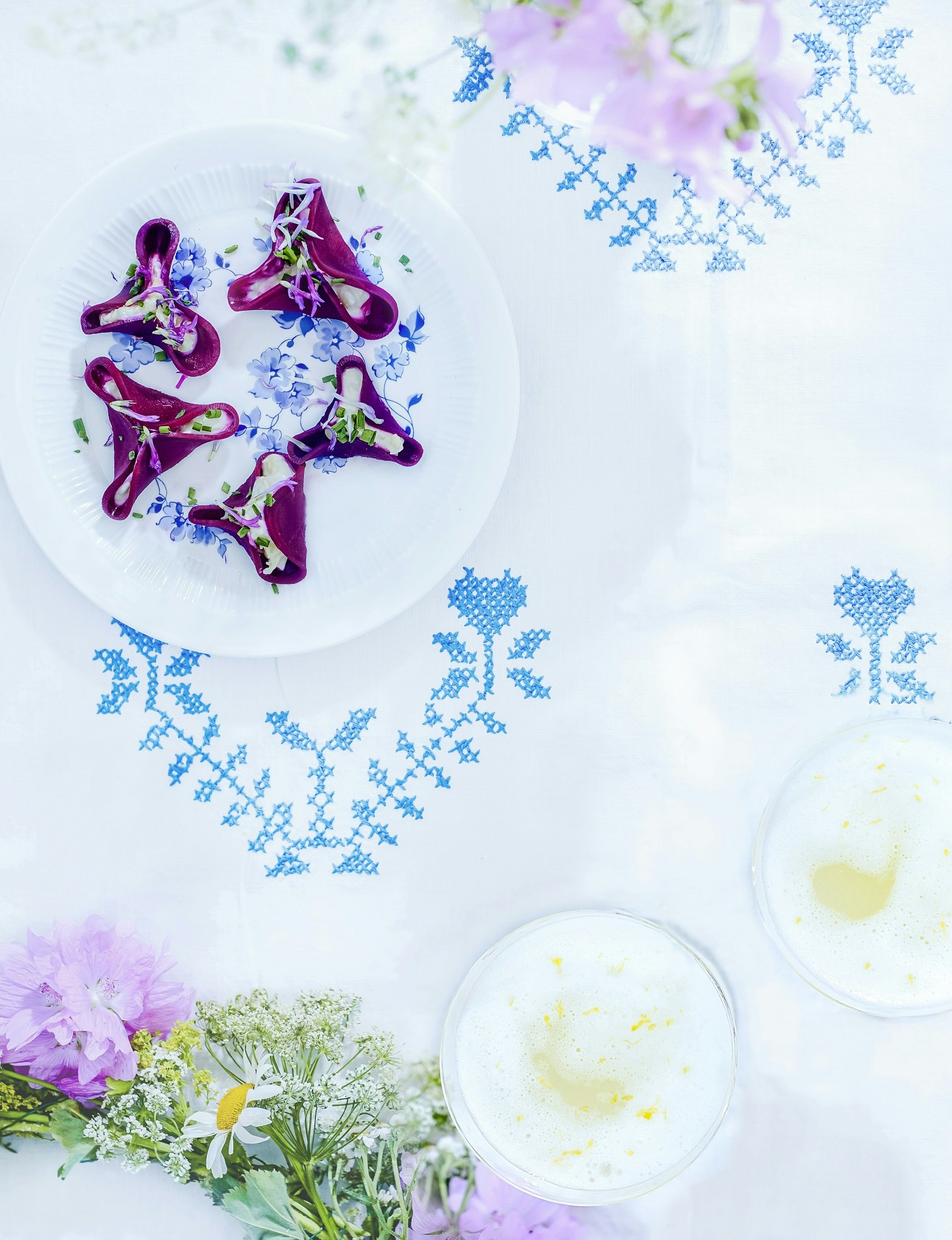 Rödbetsblomma med Västerbottensostkräm