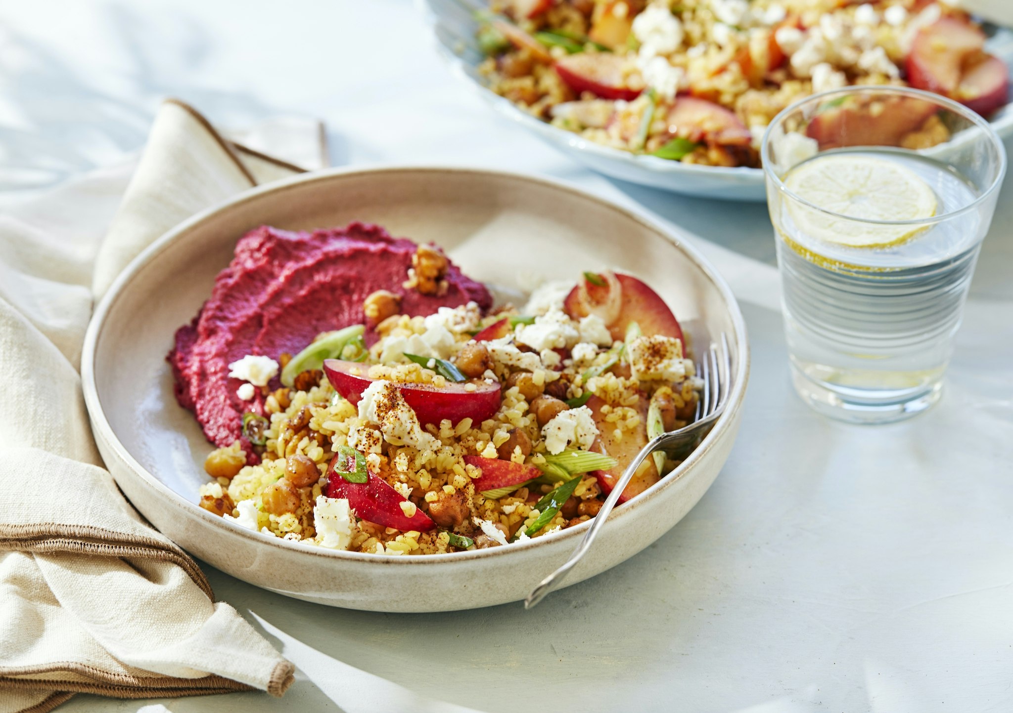 Rödbetshummus med bulgursallad