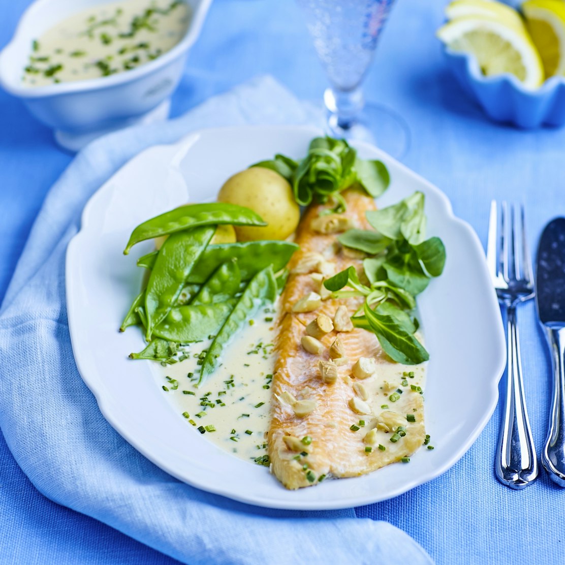 Laxgratäng med paprika- och gräslökssås