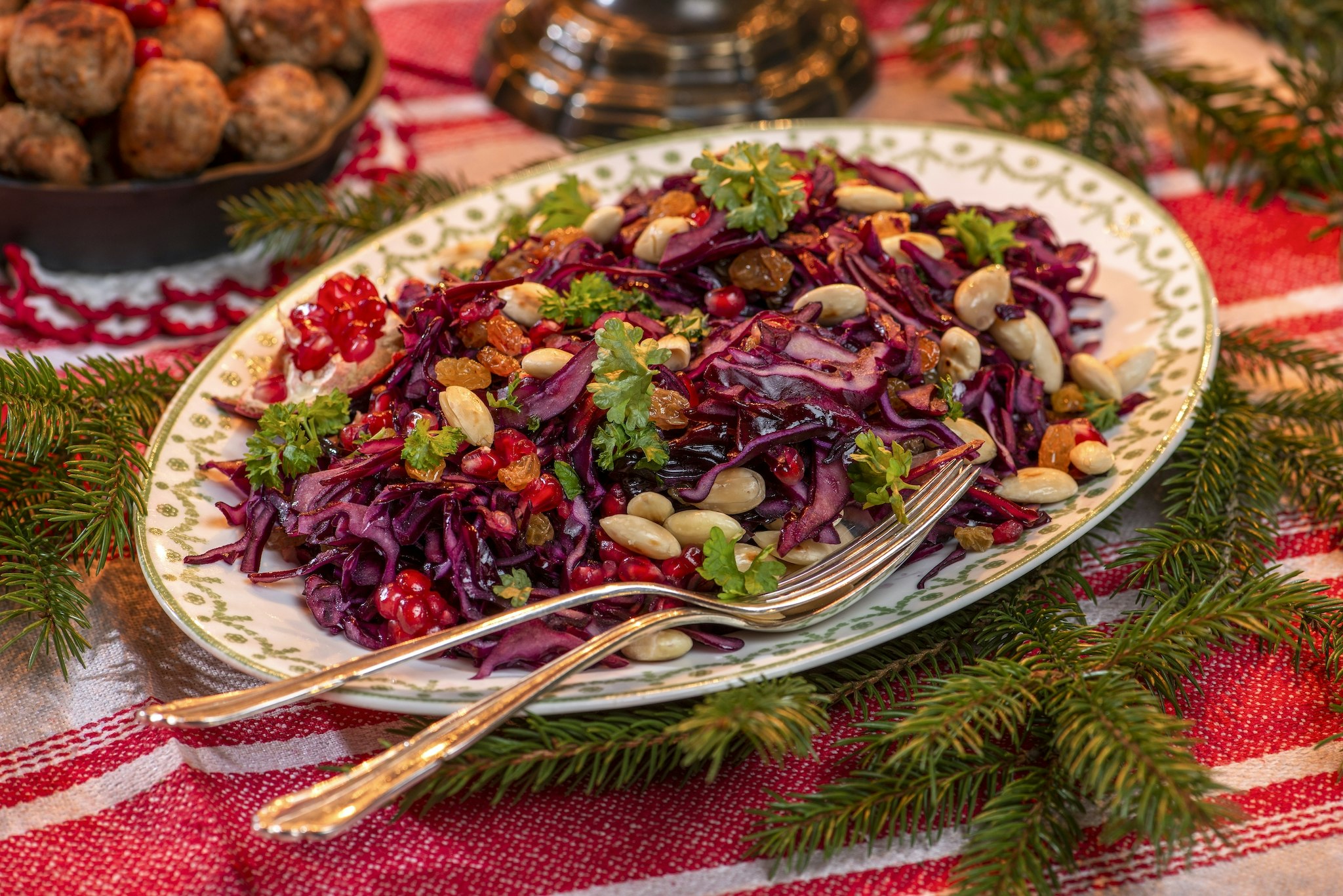 Rödkålssallad med russin och granatäpple