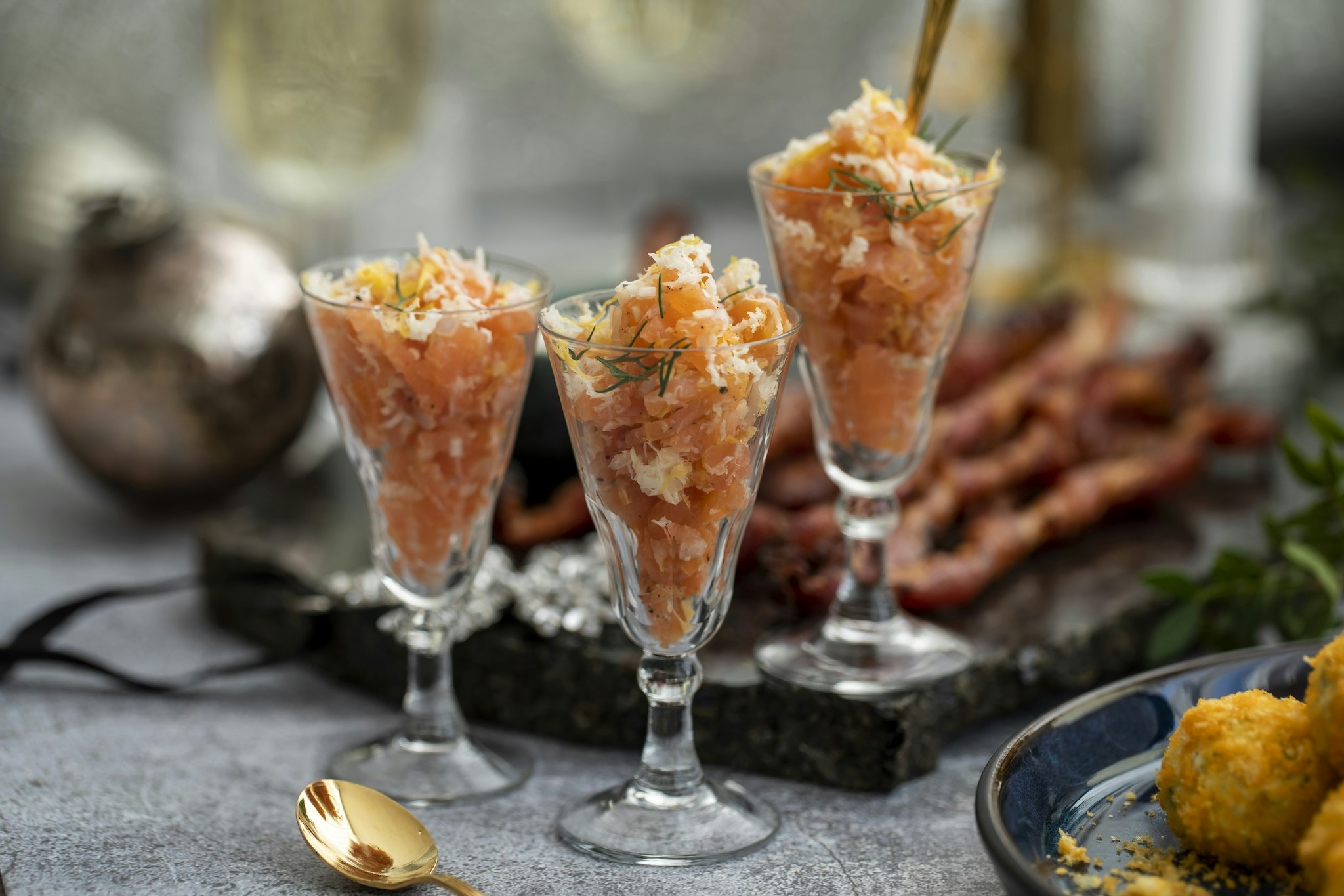 Rökt laxtartar med pepparrot och grapefrukt