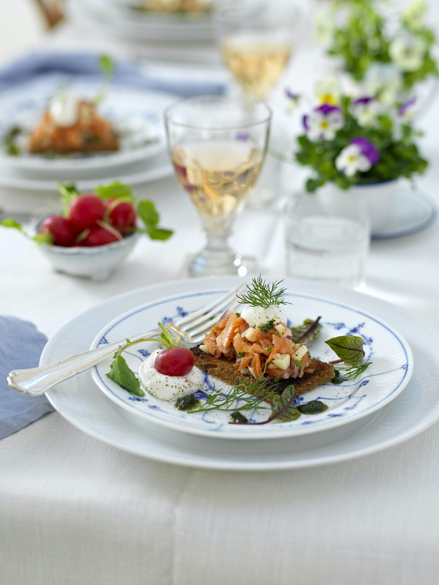 Rökt laxtartar på smörstekt kavring