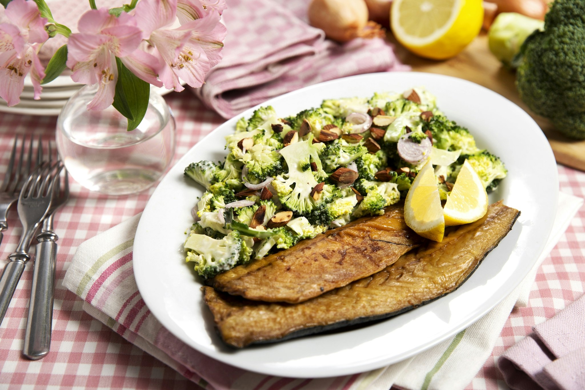 Rökt makrill med broccolisallad och citrondressing