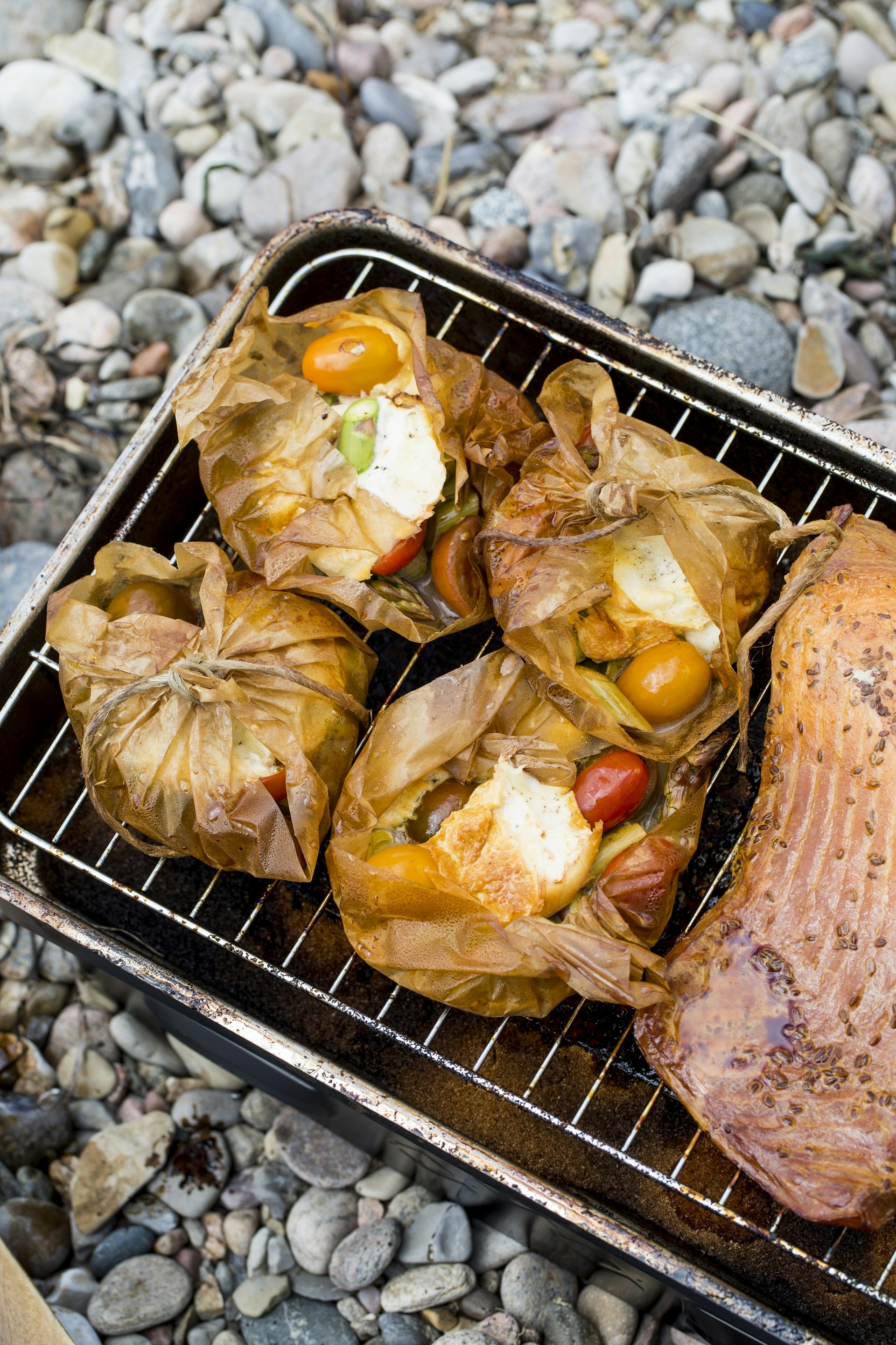 Rökta tomat- och mozzarellaknyten med sparris