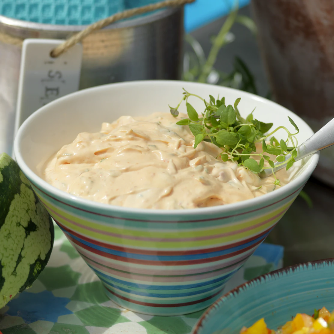 Krämig röra med sting – gott till grillat!