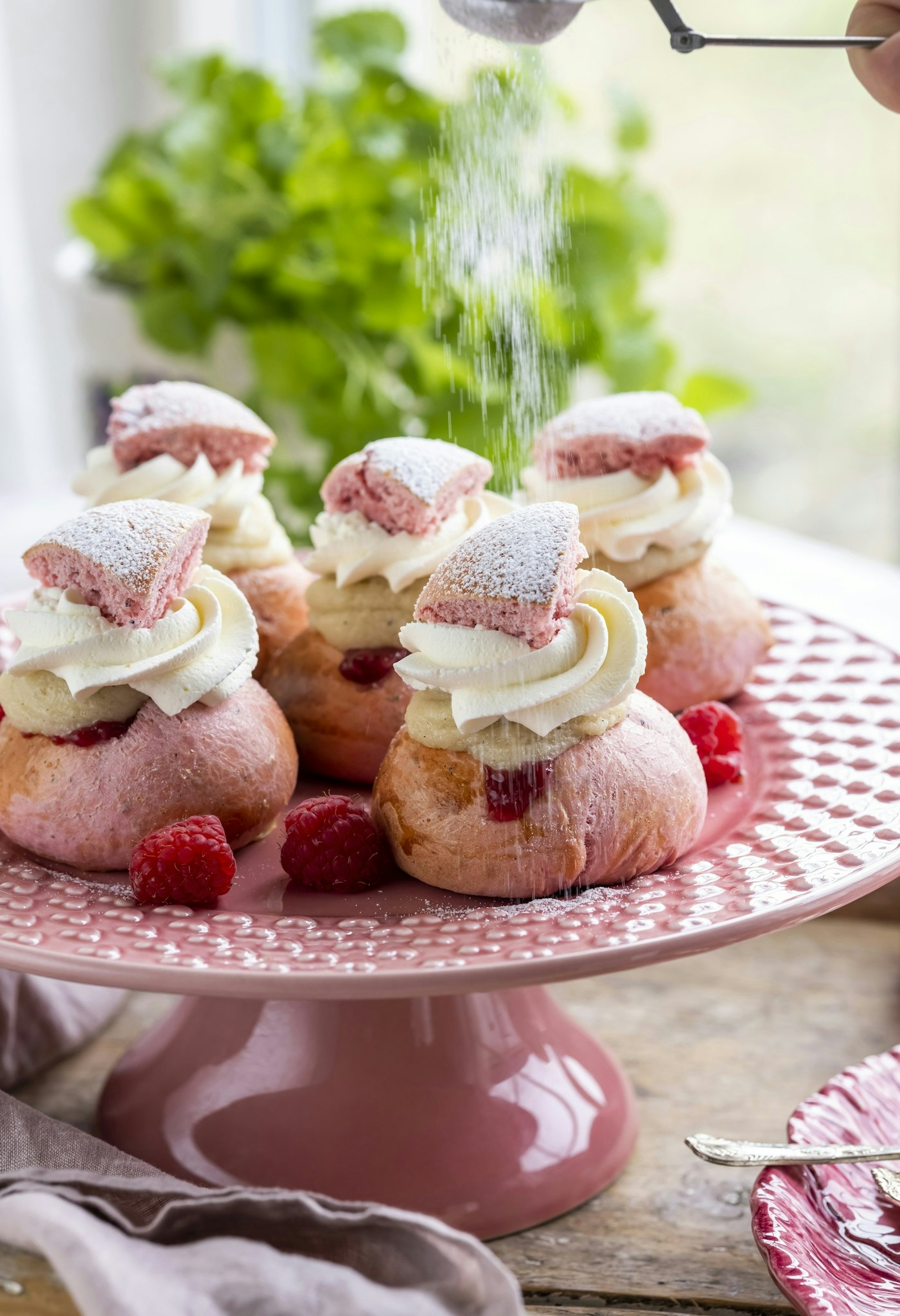Rosa semlor med hallonsylt och mandelmassa